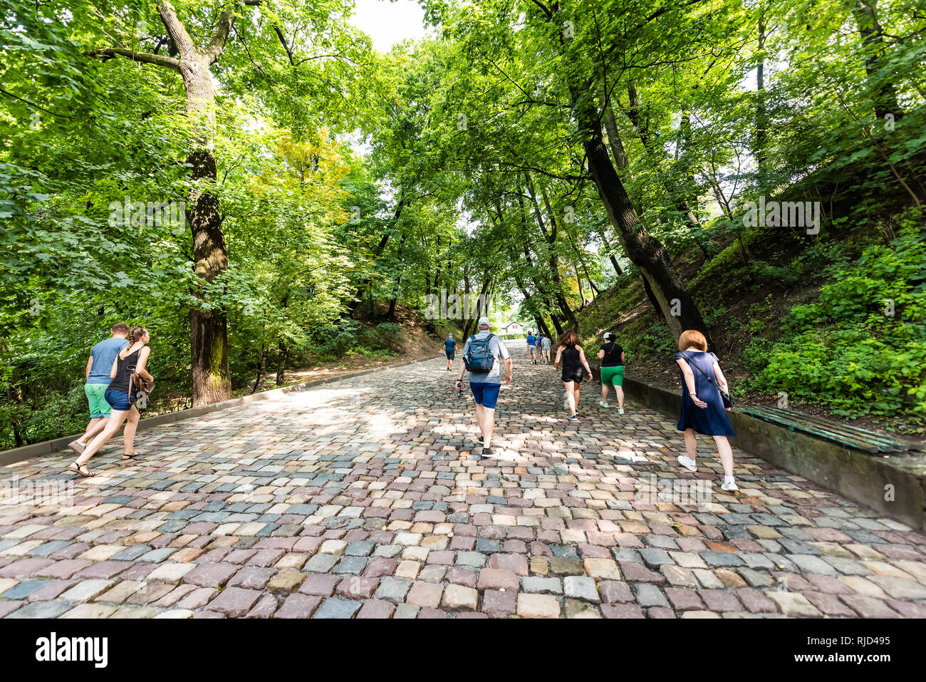 Lemberg, Ukraine - August 1, 2018: Historischen ukrainischen Stadt in der Altstadt mit bunten Steinen gepflasterten Gasse Architektur und Menschen im Sommer Tag Stockfoto