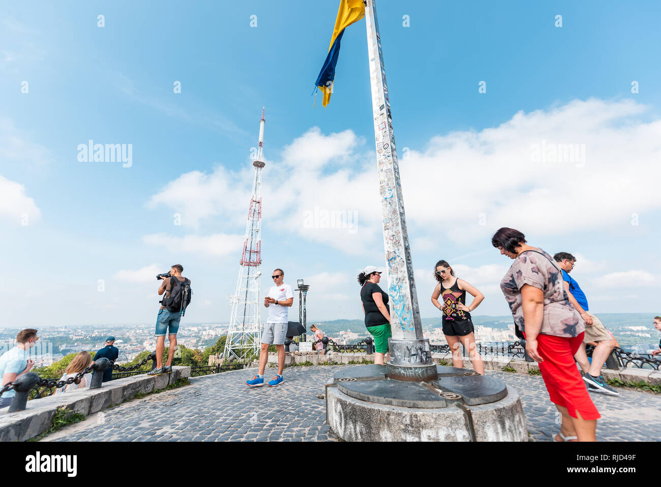 Lemberg, Ukraine - August 1, 2018: die Leute an der Spitze von hohen Castle Hill, Ukrainische Stadt Altstadt Berg mit Flagge auf sonnigen Sommertag Stockfoto