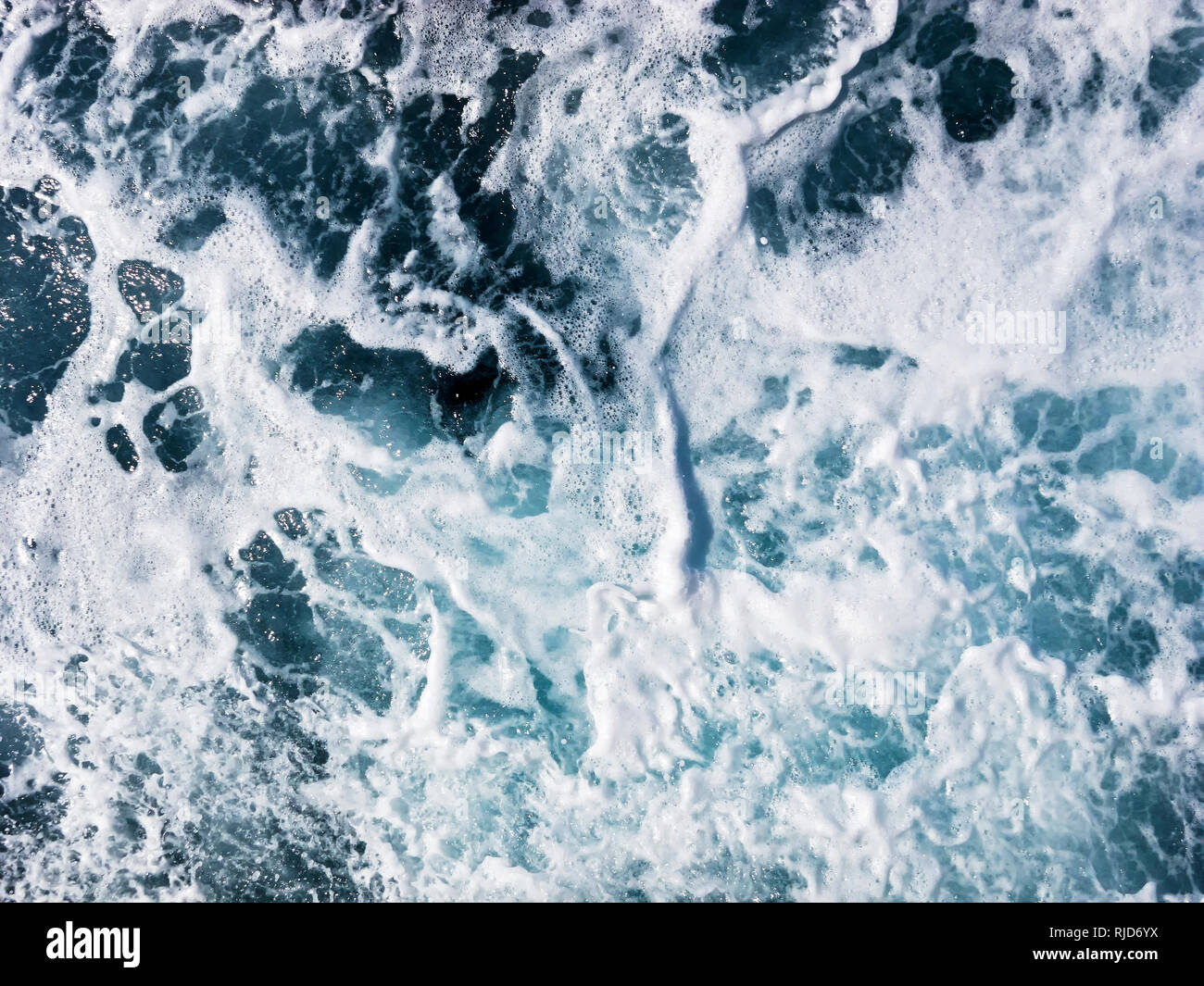 Nahaufnahme von Meerwasser von oben ein Kreuzfahrtschiff in den Philippinen fotografiert. Stockfoto