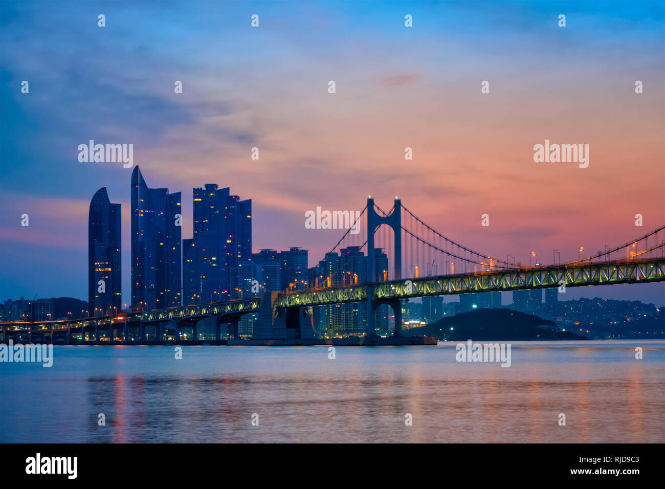 Gwangan Brücke auf den Sonnenaufgang. Busan, Südkorea Stockfoto