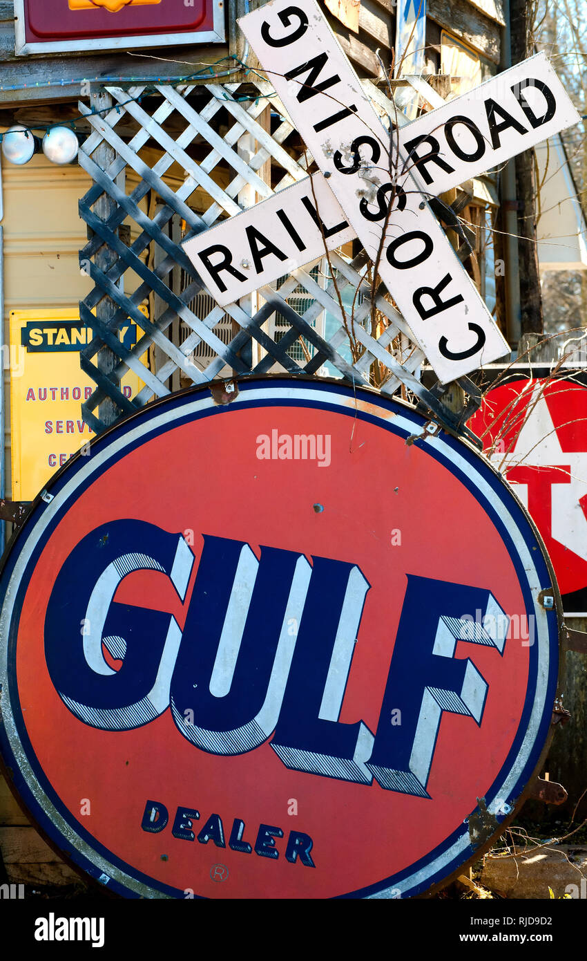Ein Gulf Oil anmelden und einen Bahnübergang Zeichen sind Teil der außerhalb der Einrichtung bei Abe's Grill in Korinth, Mississippi, Jan. 26, 2012. Stockfoto