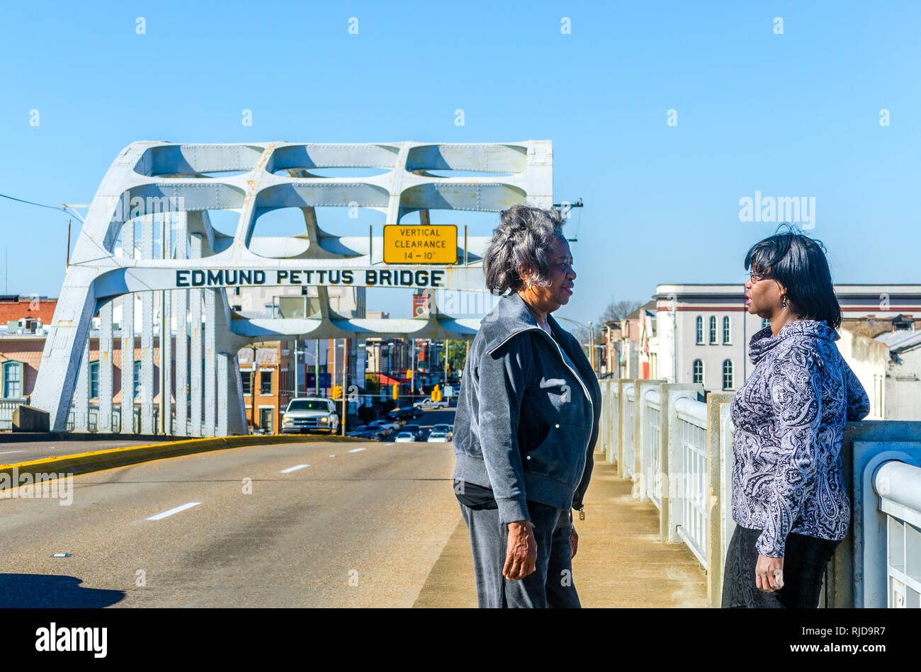 Schriftsteller und Dramatiker Cheryl L. Davis, Recht, spricht mit ihrer Mutter, Bruce Davis, auf dem Edmund Pettus Bridge, Feb 7, 2015, in Selma, Alabama. Stockfoto