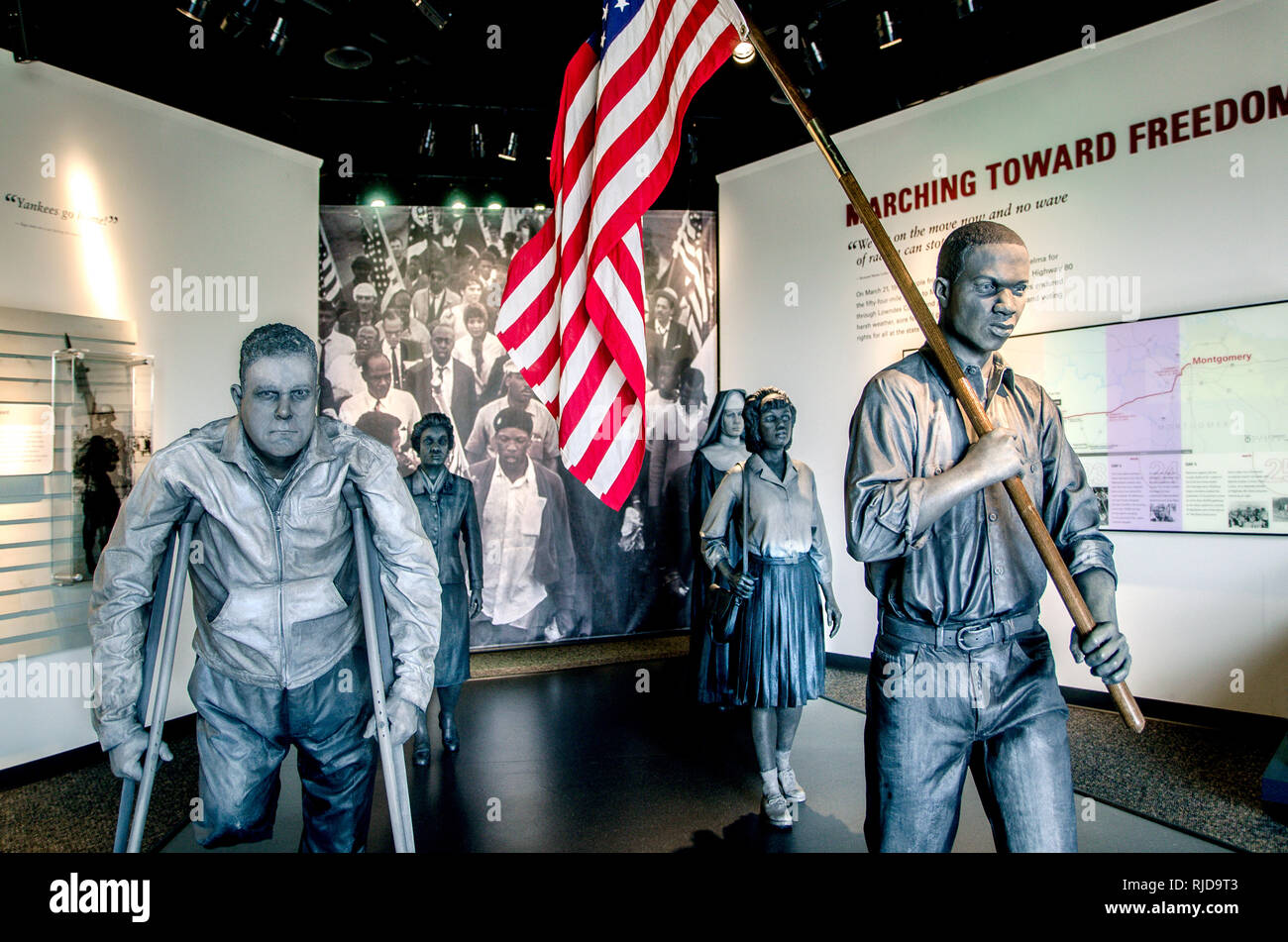 Bronze Statuen von Selma nach Montgomery civil rights' Fuß Soldaten sind an Lowndes Interpretive Centre in Hayneville, Alabama angezeigt. Stockfoto