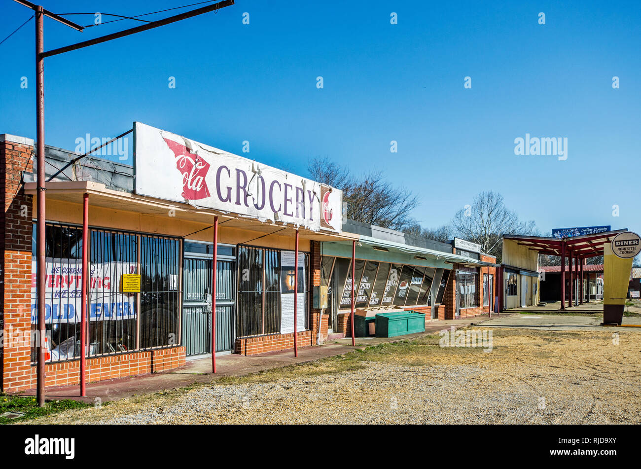 Eine verlassene strip Mall befindet sich direkt neben der Bürgerrechte Memorial Park, Feb 7, 2015, in Selma, Alabama. Der Park wurde im Jahr 2001 gegründet. Stockfoto
