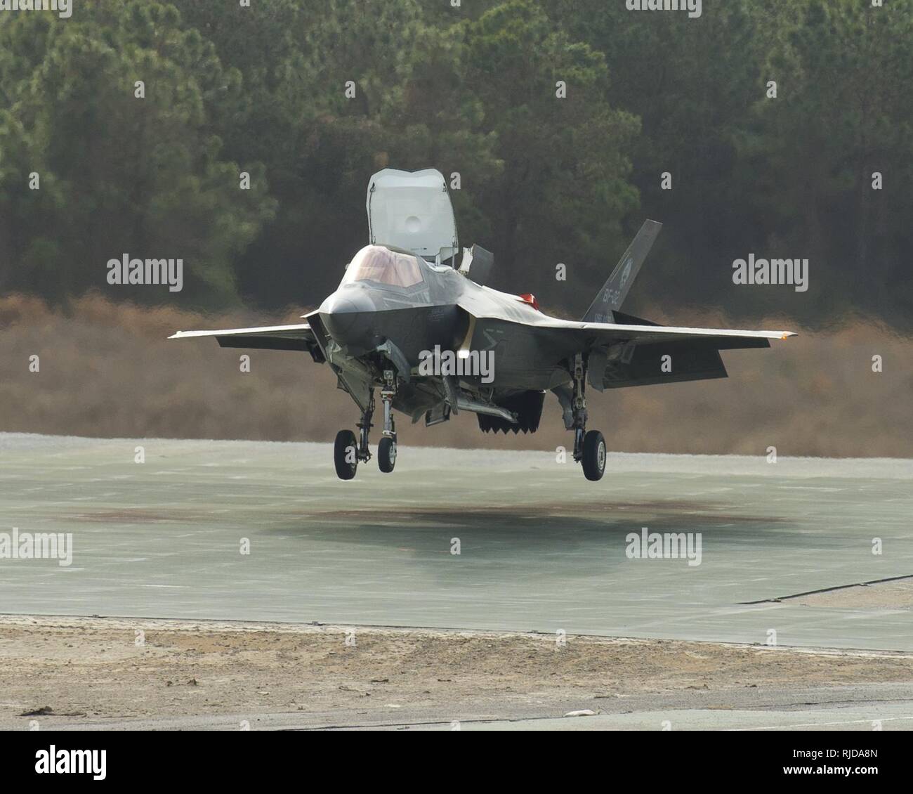 BF-02 pilotiert von Dan Levin Tests senkrechte Landungen auf eine schräge Pad bei Marine Corps Hilfs Landeplatz Bogue, Nord-Carolina, Jan. 17, 2018. Mit der schiefen Ebene Tests, die F-35 Patuxent River integrierten Test Force Team wickelt oben Prüfung der F-35B Kurze Start-/vertikale Landung Umschlag, bringt es einen Schritt näher an die erste operative Test und Bewertung. Stockfoto