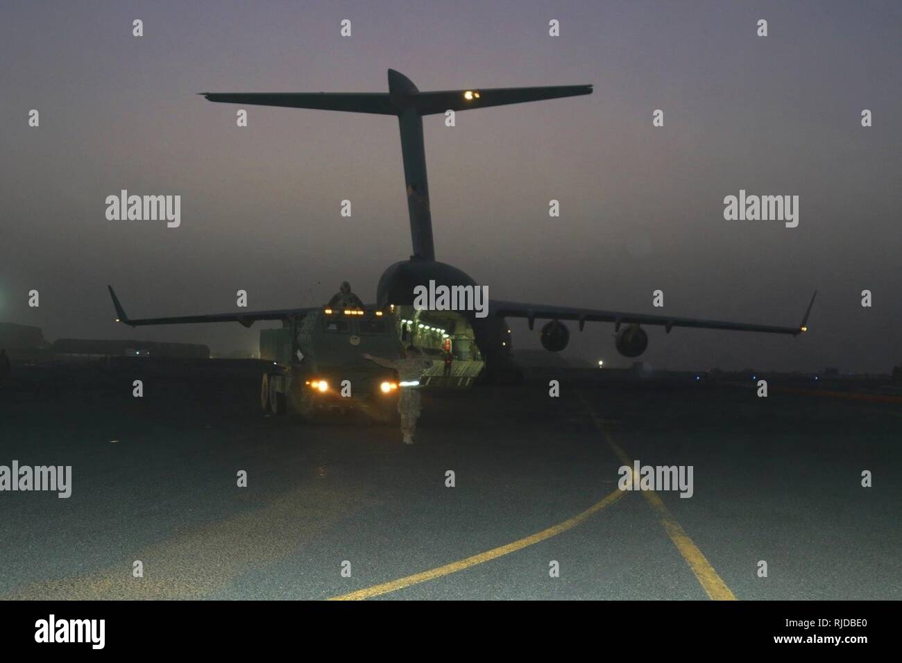 CAMP ARIFJAN, Kuwait - Soldaten der Alpha Akku, 2. Bataillon, 130 Field Artillery, 75th Field Artillery Brigade, 35th Infantry Division, von der Kansas National Guard, Arbeiten mit US Air Force crew zwei M142 High Mobility Artillery Rocket (HIMARS), Pre-Dawn zu laden, in der Vorbereitung für die Operation Diamond Torrent übung, auf dem US-Militaerstuetzpunkt in den Vereinigten Arabischen Emiraten, 31.01.21. Betrieb Diamond Torrent demonstriert die Möglichkeiten der C-17 und der HIMARS als Operative strategische Streik Paket schnell bereitstellen und Infiltrieren einen schnellen, flexiblen und tödliche combina zu liefern Stockfoto