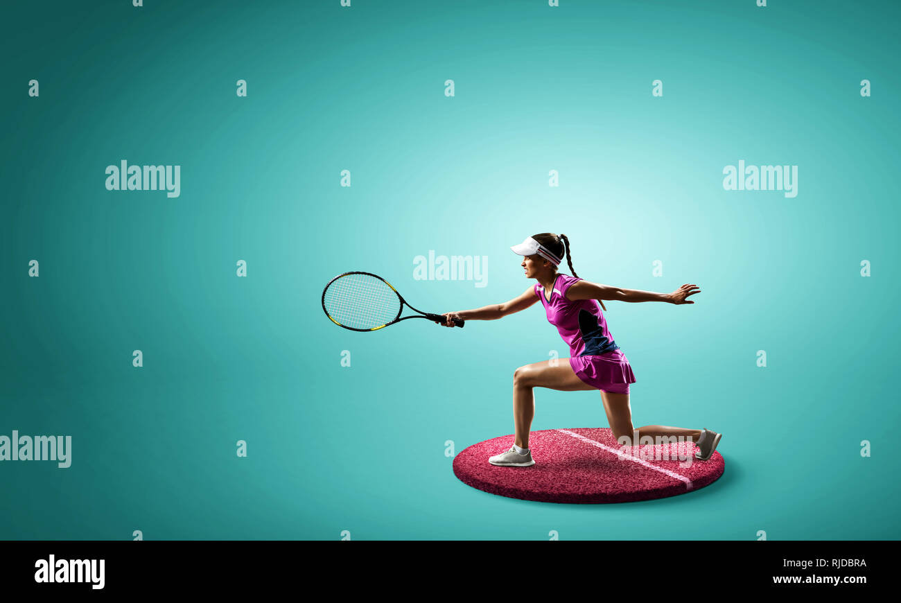 Frau tennis player auf Sockel vor blauem Hintergrund. Mixed Media Stockfoto
