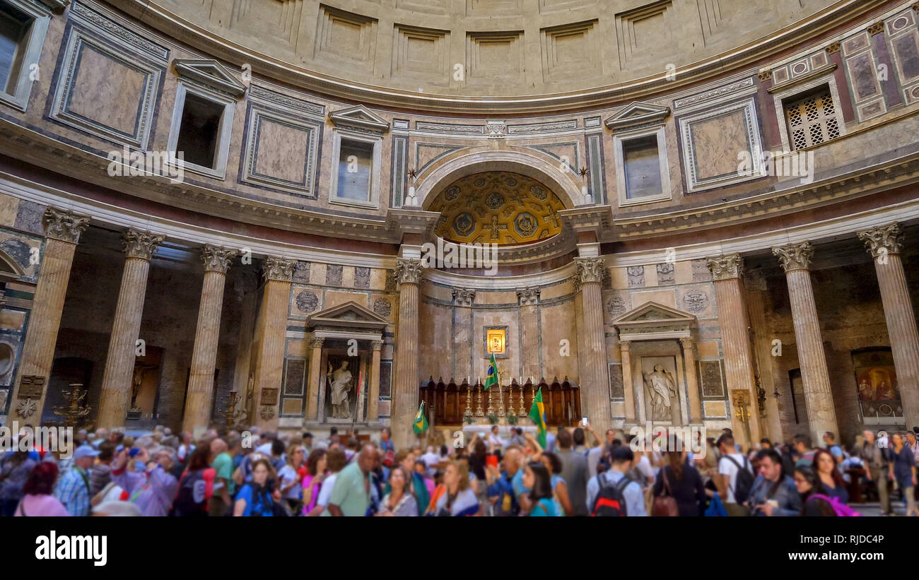 Touristen im Inneren des Pantheon in Rom, Italien Stockfoto
