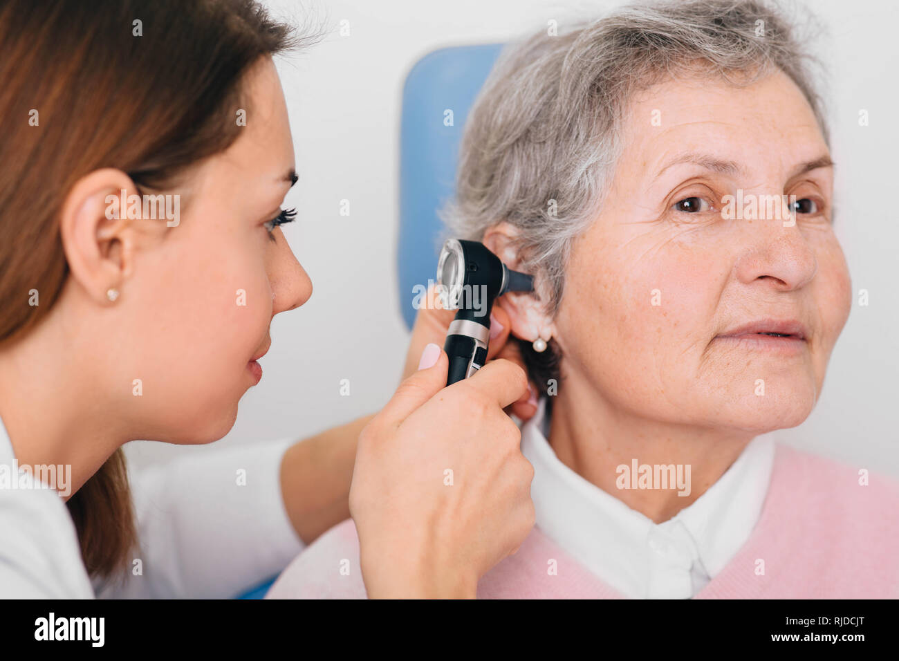 Ältere Patienten während der Untersuchung ein Ohr, Ohr Untersuchung an der Klinik. Stockfoto