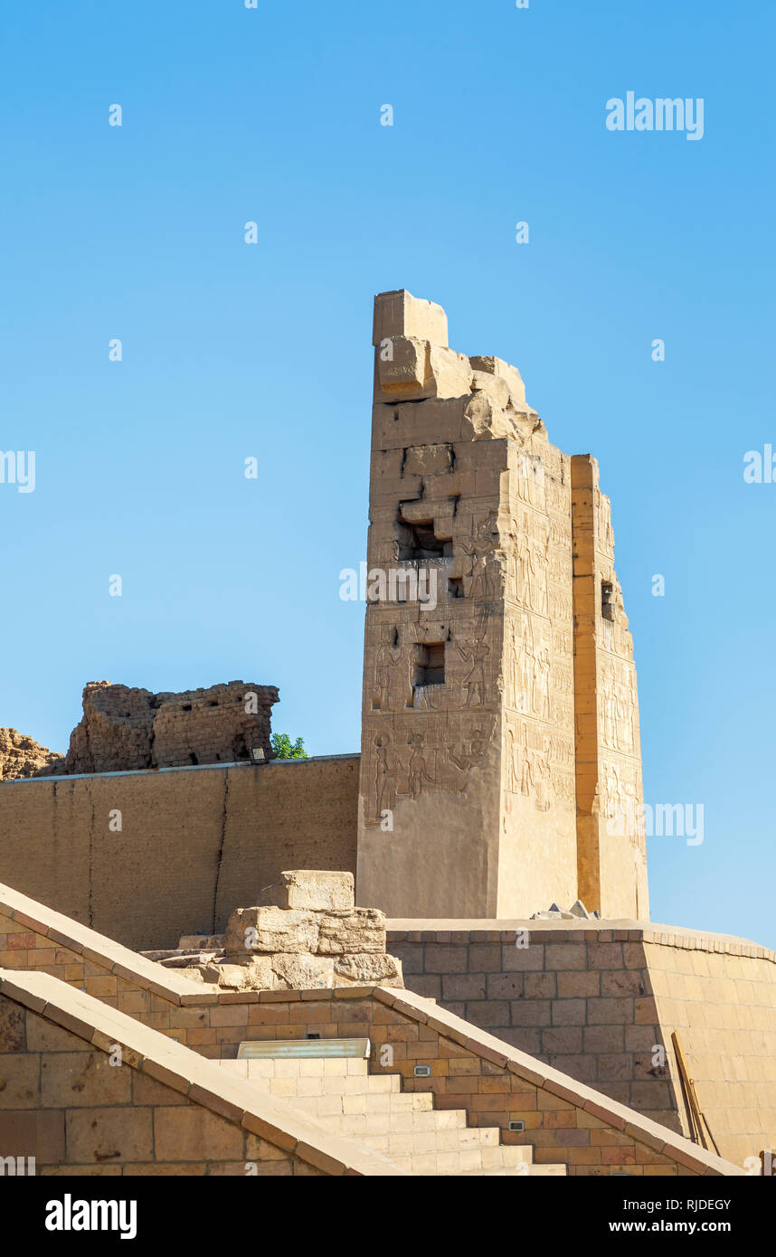 Gateway am Eingang zum Tempel von Kom Ombo, Tempel von Sobek, eine ungewöhnliche Doppel Tempel aus Ptolomeic Dynastie im oberen Ägypten Stockfoto