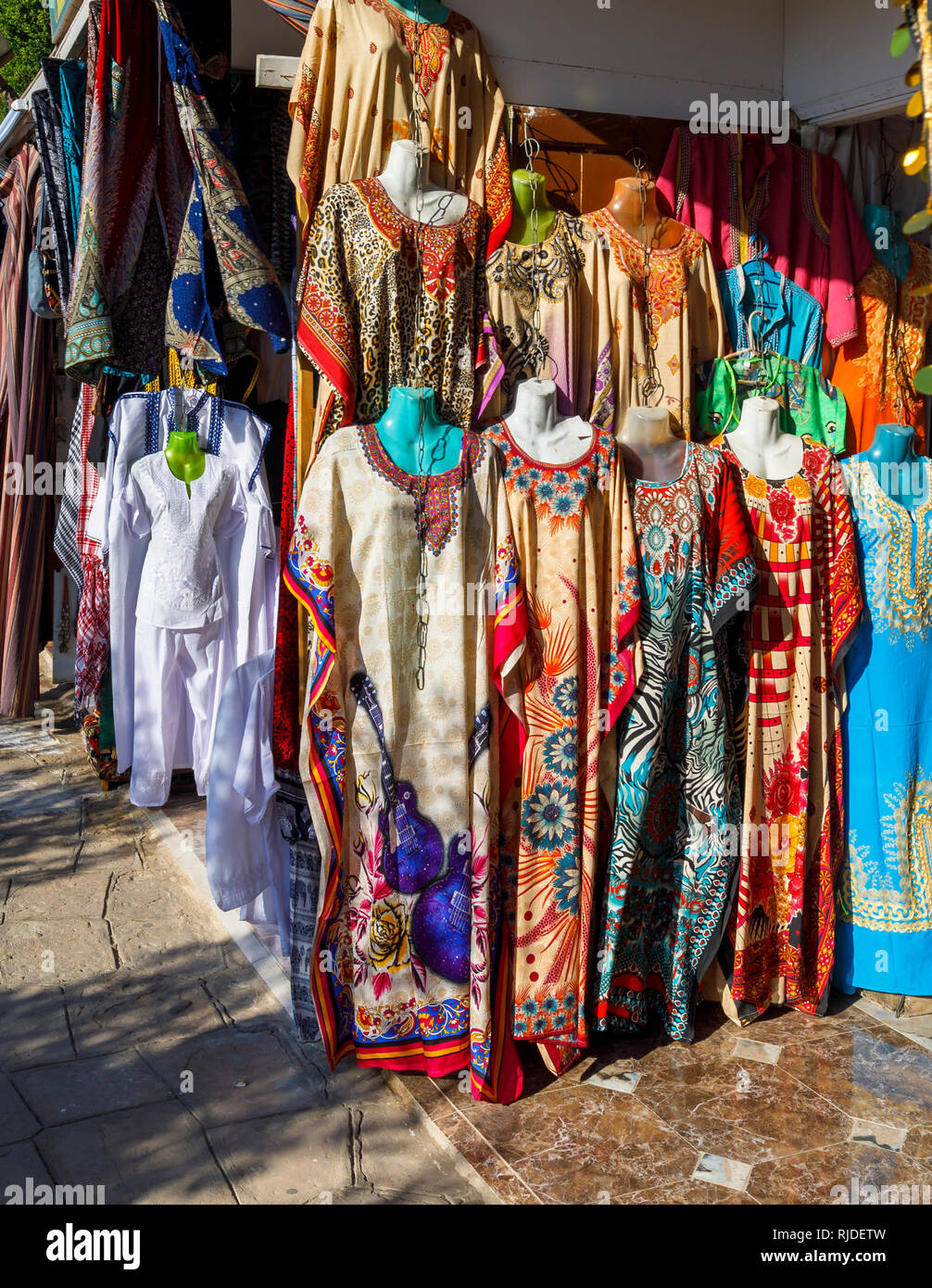 Anzeige in einem Marktstand, an den Ufern des Nils von der Tempel von Kom Ombo, der Traditionelle bunte galabeyas für Verkauf als Souvenirs Stockfoto