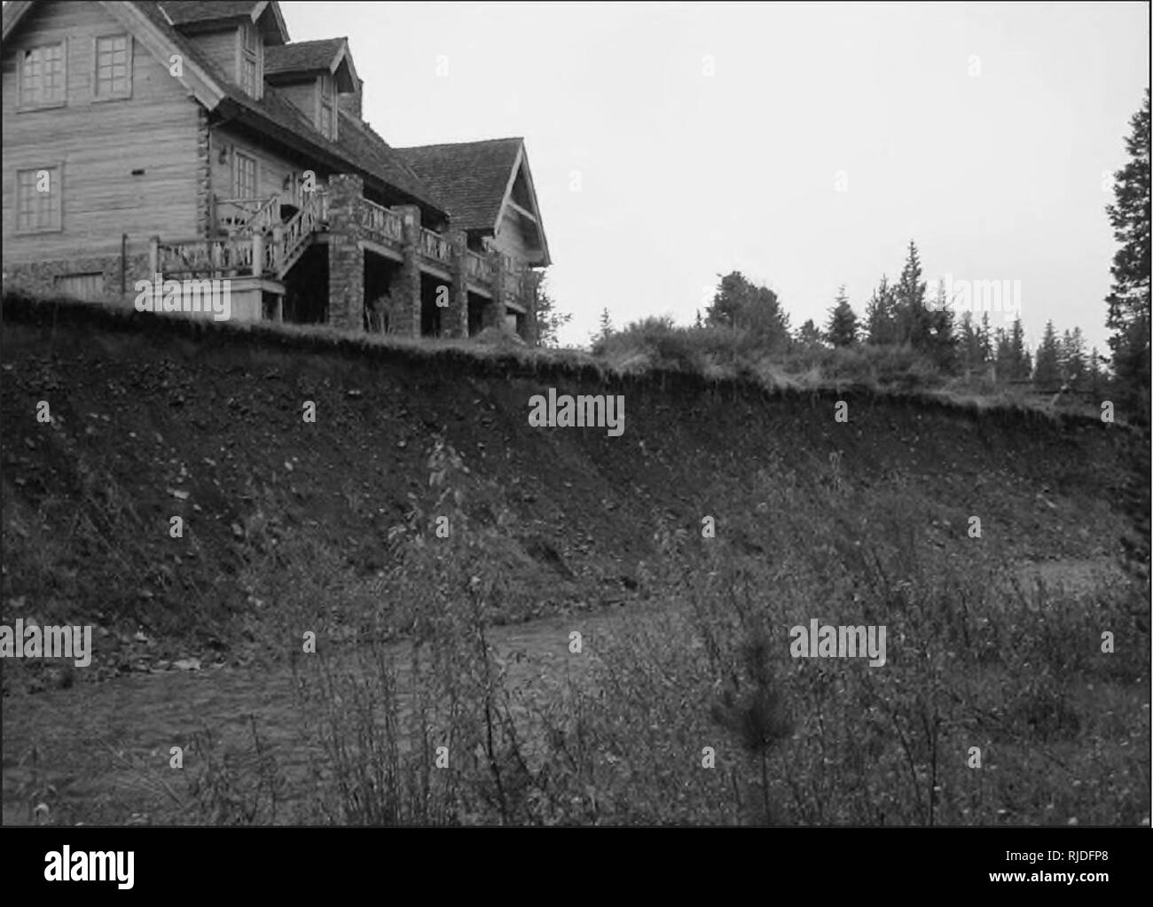 . Die Notwendigkeit für Stream bewachsenen Puffer [elektronische Ressource]: Was sagt die Wissenschaft? . Pufferzonen (ecosystem management); Wasserqualität; Lebensraum (Ökologie); Stream Ökologie; Riparian Ökologie. Wissenschaftliche Empfehlungen über die Größe der Stream bewachsenen Puffer zu schützen Fisli und aquatischen Lebensraum. Dieses Haus wurde aus dem Überschwemmungsgebiet gebaut - aber auf einer Erosiven banl&lt; mit Blick auf die Schirme River. In Bereichen, in denen die Ströme bekannt sind, Mäander, Rückschläge und begrünte Puffer sollten nicht-aue Bereiche mit Blick auf den Stream aufzunehmen, weil als Senke stream Tv naturall Stockfoto