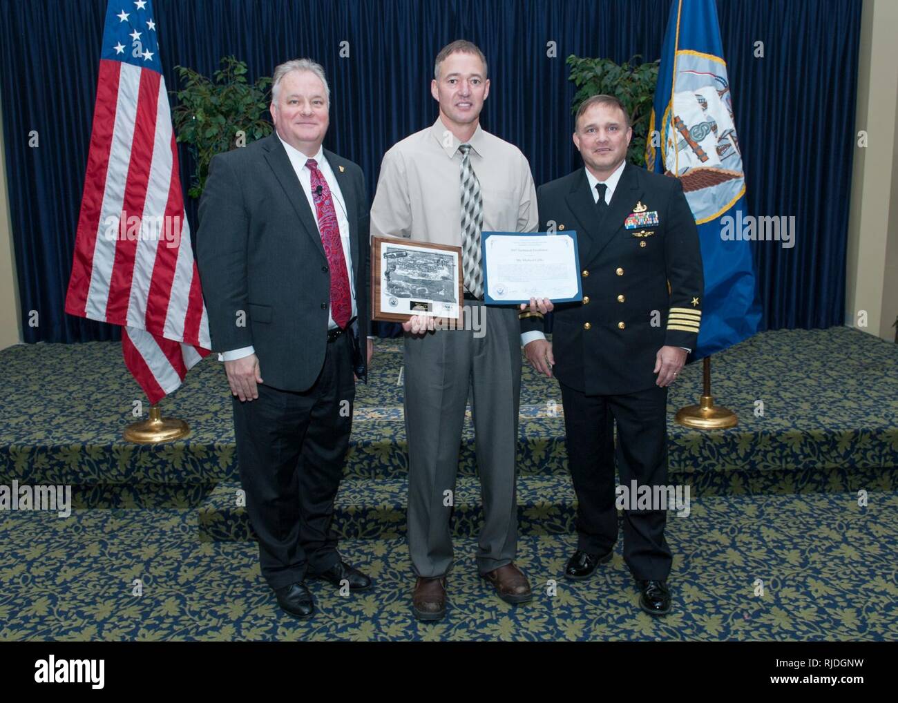 PANAMA CITY, Florida - Michael Cylke, Mitte, erhält die 2017 Technische Exzellenz Award bei Naval Surface Warfare Center Panama City Division (NSWC PCD) 2017 jährliche Preisverleihung Jan. 12, 2018. U.S. Navy Stockfoto