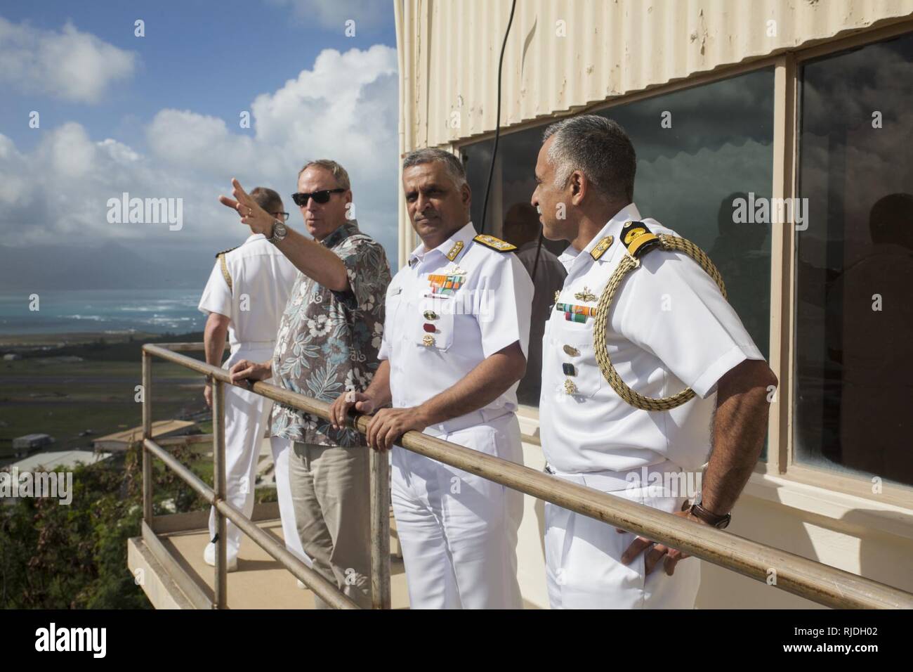 Jeff, der Flugplatz Manager mit Marine Corps Air Station Kaneohe Bay zeigt eine Antenne Übersicht der Mokapu Halbinsel während einer Basis besuchen, Marine Corps Base Hawaii, 18.01.2018. Eine historische Führung für Vice Adm. G. Ashok Kumar, der Stellvertretende Leiter der Marine Personal für die indische Marine und Mitglieder seines Personals. Der Besuch betonte die lange Geschichte der Air Station, beantwortete Fragen und half, positive Beziehungen mit ausländischen Streitkräfte zu fördern. Stockfoto