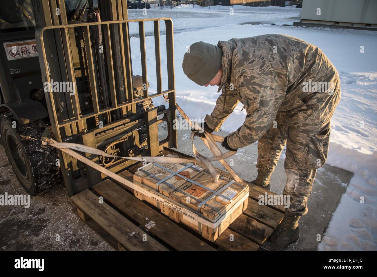 Senior Airman Josua Semrock von der 179th Airlift Wing sichert eine Ladung Munition aus der Munition Storage Area hier der 200 RED HORSE Squadron, Camp Perry, Ohio, Jan. 18, 2018 zu transportieren. Die 179 AW Sicherheit Büro anwesend war für den Transport der Munition, um sicherzustellen, dass die Mitglieder mit der Politik und Richtlinien für die Gewährleistung der Sicherheit der Mitglieder während der Übertragung-konform sind. Stockfoto