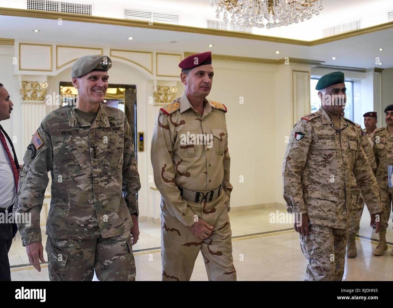 Us-Armee gen Joseph L. Votel, Commander, U.S. Central Command, erfüllt mit Gen Othman al-Ghanimi, Stabschef, der irakischen Armee, und Lt Gen Mohammed Khaled Al-Khadher, Stabschef, Kuwait Streitkräfte, 23. Januar 2018. Votel met mit wichtigen militärischen Führer in den USA, dem Irak und Kuwait Stabschef tri-laterale Diskussionen während seines jüngsten USCENTCOM Verantwortungsbereich Reise. Stockfoto