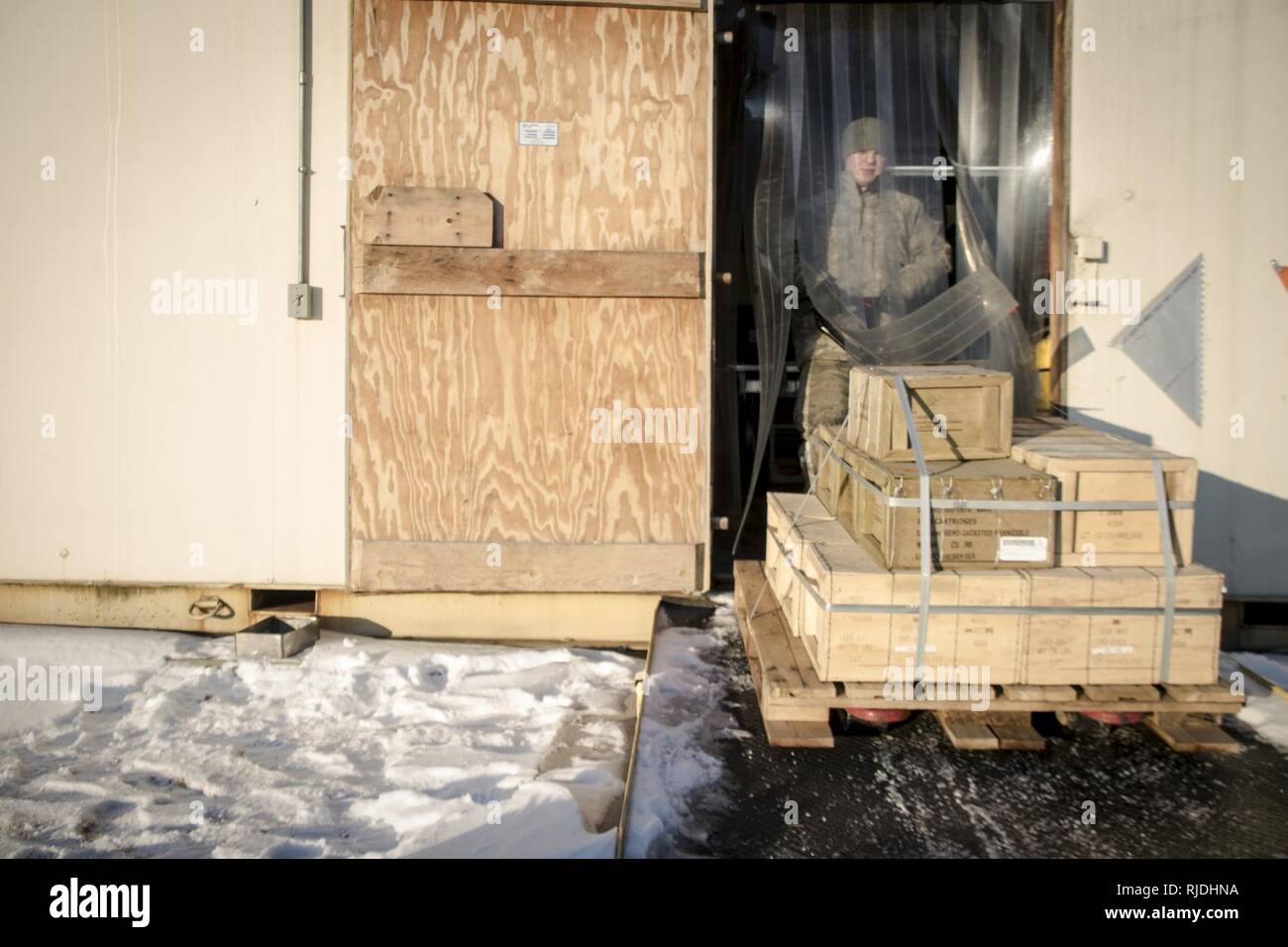 Senior Airman Josua Semrock schiebt eine pallot von muntitions aus der Munition Storage Area an der 179th Airlift Wing zu der 200 RED HORSE Squadron, Camp Perry, Ohio, Jan. 18, 2018 übertragen werden. Die 179 AW Sicherheit Büro anwesend war für den Transport der Munition, um sicherzustellen, dass die Mitglieder mit der Politik und Richtlinien für die Gewährleistung der Sicherheit der Mitglieder während der Übertragung-konform sind. Stockfoto