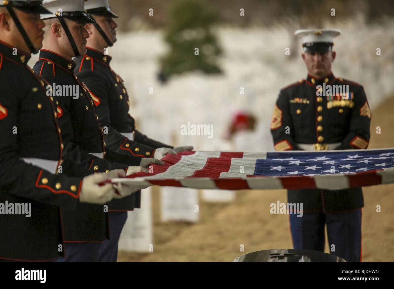 Us Marine Corps Körper träger Bravo Company, Marine Kaserne, Washington D.C. zugeordnet, falten Sie die nationale Fahne während einer Beerdigung für pensionierte Master Sgt. Catherine G. Murray auf dem Arlington National Cemetery, Arlington, Va., Jan. 23, 2018. Murray war die erste weibliche Marine Soldaten aus dem aktiven Dienst nach ehrenvoll, das seit fast 20 Jahren in den Ruhestand zu treten. Sie trug in den Jahren 1943 und ersten serviert, die ihr Land als Motor transport Marine während des Zweiten Weltkrieges. Stockfoto