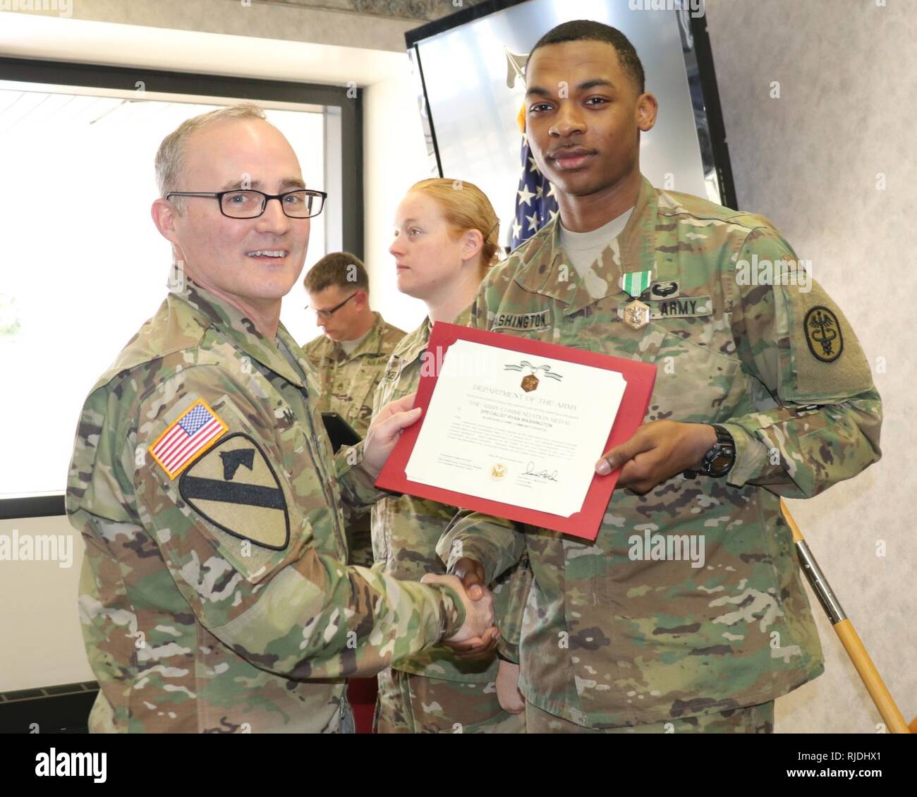 FORT CAMPBELL, Kentucky - Blanchfield Armee Community Hospital Kommandeur, Oberst Anthony L. McQueen, stellt SPC. Ryan Washington die Army Commendation Medal bei einer Preisverleihung 14.01.19, für die Auswahl des Krankenhauses Soldat des Jahres. Washington und die anderen Kandidaten in neun Fällen einschließlich Treffsicherheit konkurrierten, eine körperliche Fitness Test, schriftliche Prüfung mit Aufsatz, Prüfungsausschuß aussehen, land Navigation und Kampf Bohrer. Die Gewinner werden im regionalen Gesundheit Command-Atlantic besten Krieger Wettbewerb noch in diesem Jahr zu konkurrieren. Us-Armee Stockfoto