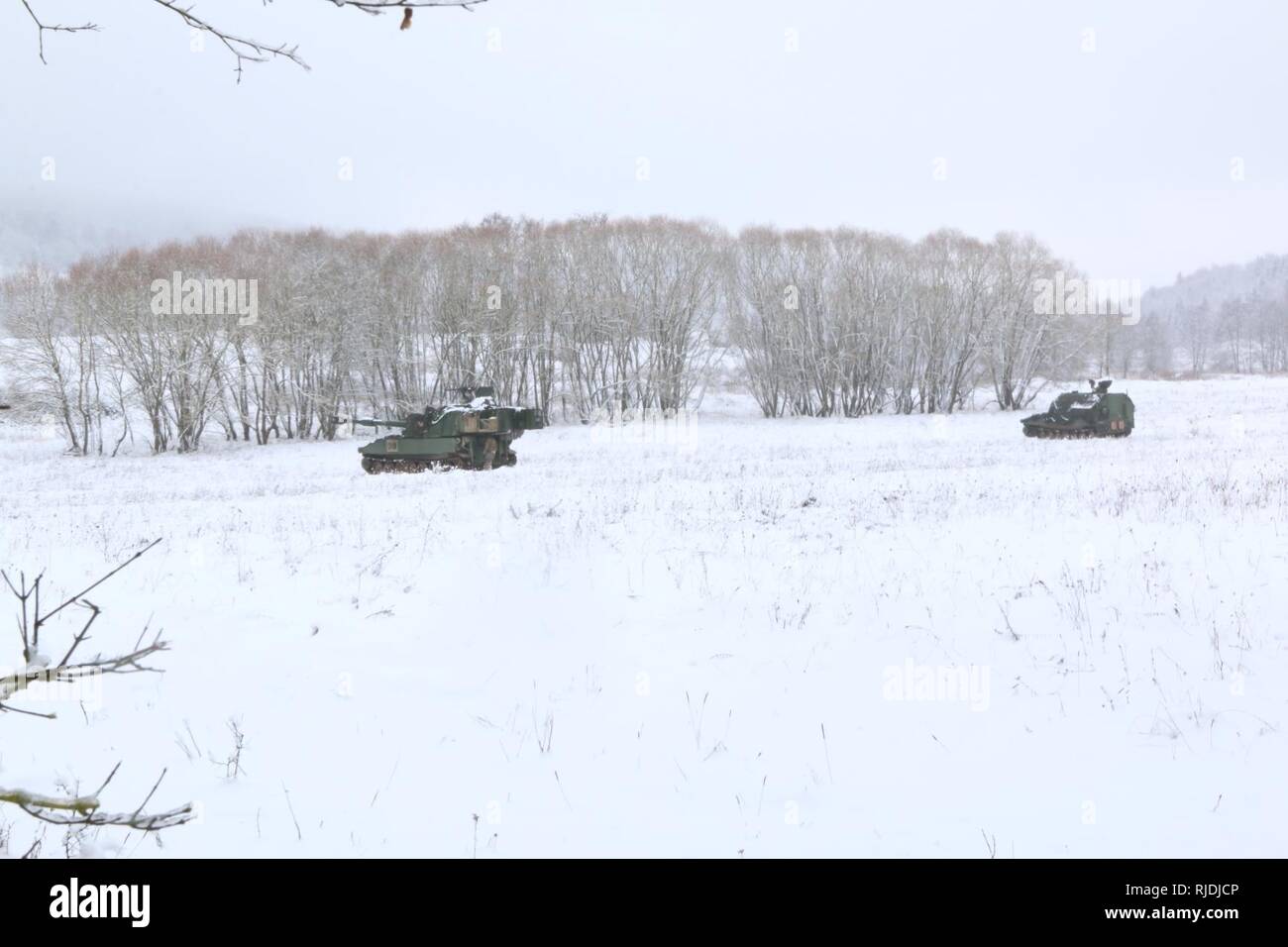 Soldaten vom 1.BATAILLON, 7 Field Artillery Regiment, 2. gepanzerte Brigade Combat Team, 1.Infanterie Division, Bühne ihre Fahrzeuge in eine schützende Haltung für situative Übungen in Vorbereitung auf die Alliierten Geist VIII Jan. 22, in Hohenfels, Deutschland 2018. Allied Geist VIII ist so konzipiert, dass multinationale Interoperabilität Ausbildung bei der Feuerwehr und Bataillon ebenen USA und NATO-Effizienz zu verbessern. Stockfoto