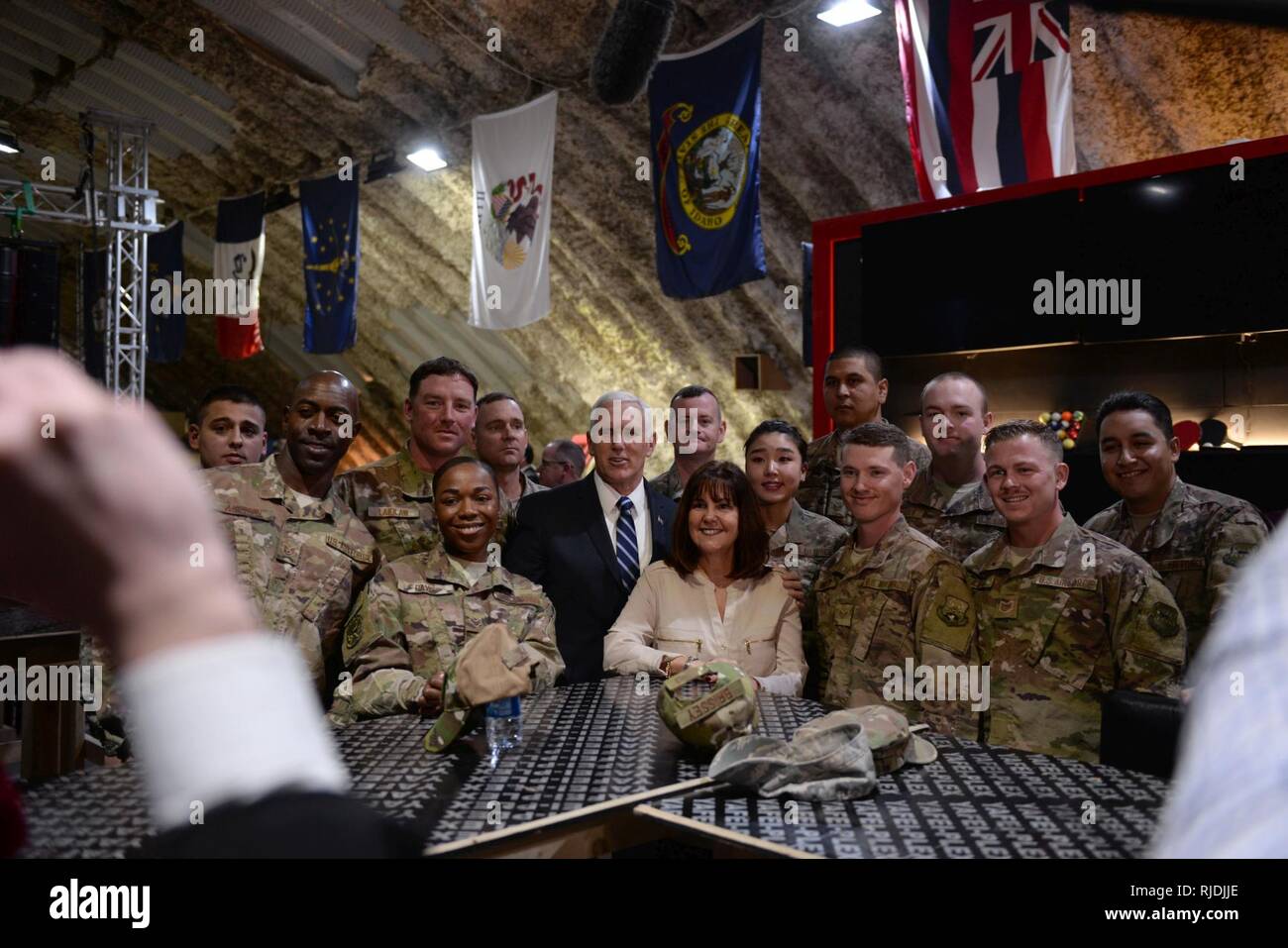 Südwesten Asien-US Vice President Mike Pence und seine Frau Karen posieren für Fotos mit Mitgliedern der Strukturen des 332. Expeditionary Bauingenieur Squadron, während an der KSPAN Moral Wohlbefinden und Erholung Zelt 21. Januar 2018 an einem unbekannten Ort in Südwestasien. Er stoppte den Flieger und Soldaten zu besuchen, während die Durchführung einer Besichtigung mit Führer in Ägypten, Jordanien und Israel. Stockfoto