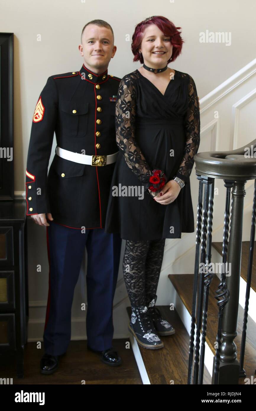 Us Marine Corps Staff Sgt. Brian D. Raney, die Station Commander für das Einziehen der Unterstation Murfreesboro, steht mit Raven Campbell vor dem Vater - Tochter Tanz an der St. Mark's United Methodist Church, Murfreesboro, Tennessee, Jan. 20, 2017. Raney trat als Vaterfigur für Raven. Raney ist ein Boden elektronik Transmission Systems Betreuer derzeit als Personalvermittler mit einziehenden Station Nashville, 6 Marine Corps Bezirk stationiert. Stockfoto