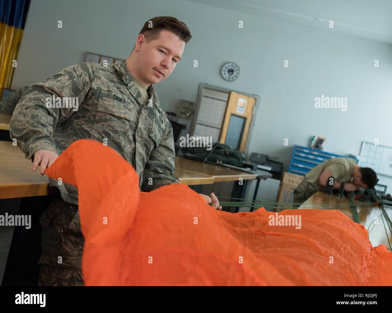 Senior Airman Andrew Croft, 2 Operations Support Squadron aircrew Flug Ausrüstung Facharbeiter, Shakes, eine automatische 21 Sitz stil Fallschirm in Barksdale Air Force Base, La., 18.01.2018. Die BA-21 Sitz stil Fallschirm ist innerhalb der Sitze der B-52 Stratofortress befestigt im Notfall auswerfen zu implementieren. Stockfoto