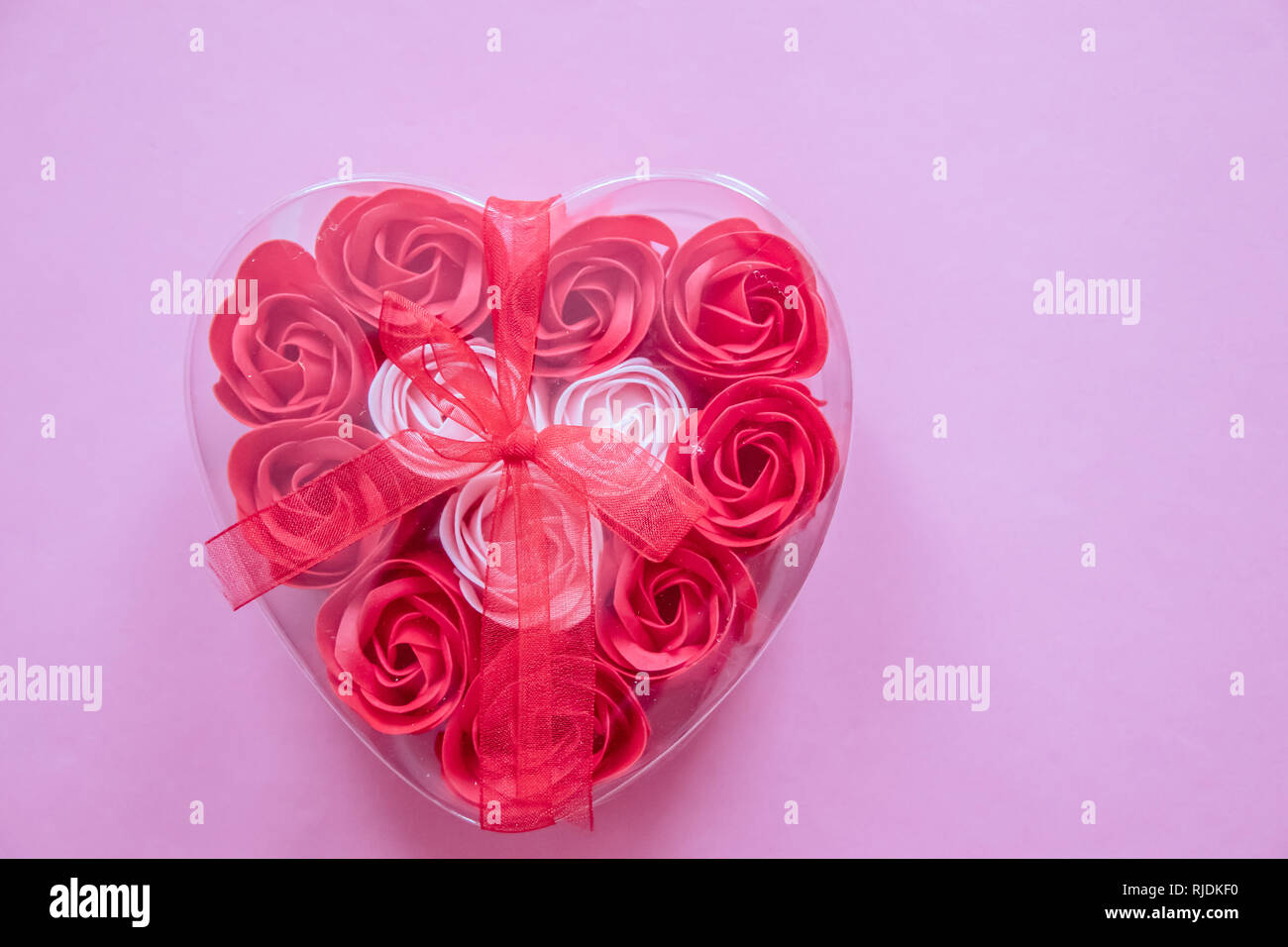 Parfümierte Seife in Form einer Rose. Vorbereitung für den Valentinstag. Urlaub Dekoration. Rot Seife Stockfoto