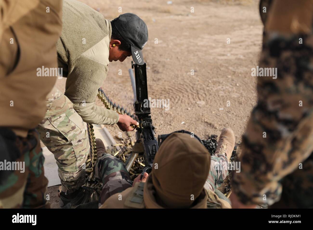 Ein Mitglied der Qwat Khasa, irakische Armee, Lasten als M2 Machine Gun am Besmaya Bereich Komplexe, Irak, Jan. 24, 2018. Ausbildung auf den Aufbau der Kapazitäten Websites ist ein integraler Bestandteil der Combined Joint Task Force - Betrieb die Lösung der globalen Koalition, um die irakischen Sicherheitskräfte, um Mitarbeiter zu schulen zu sichern und ihr Land zu stabilisieren und das Wiederaufleben von ISIS abhalten. Stockfoto