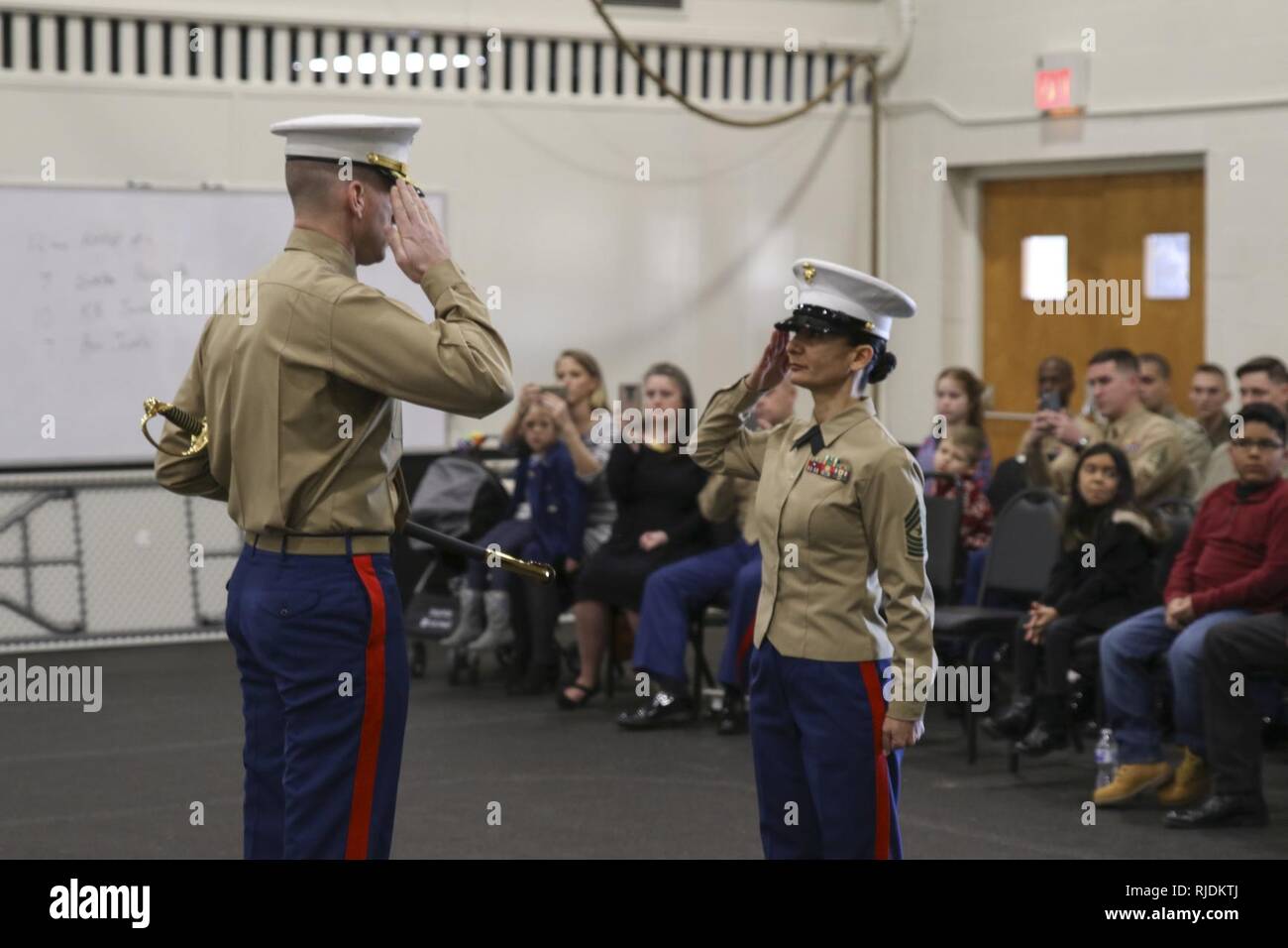 Us Marine Corps Sgt. Maj. Rena M. Bruno, eingehende Sergeant Major für Recruiting Station (RS) Nashville, 6 Marine Corps District (6 MCD), begrüßt Maj. Jonathan W. Landers, kommandierender Offizier der RS Nashville, 6 MCD, während eine Erleichterung und Termin Zeremonie an der Tennessee Highway Patrol Training Academy, Nashville, Tennessee, Jan. 19, 2018. Während der Zeremonie, Landers ernannt Bruno als Sergeant Major für RS Nashville. Stockfoto