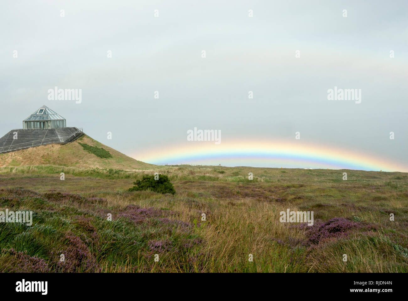 Die Ceide Fields Besucherzentrum mit einem Regenbogen über die umfangreichen Neolithischen Website mit Gräbern, Hütten und die weltweit älteste Feld System. Stockfoto