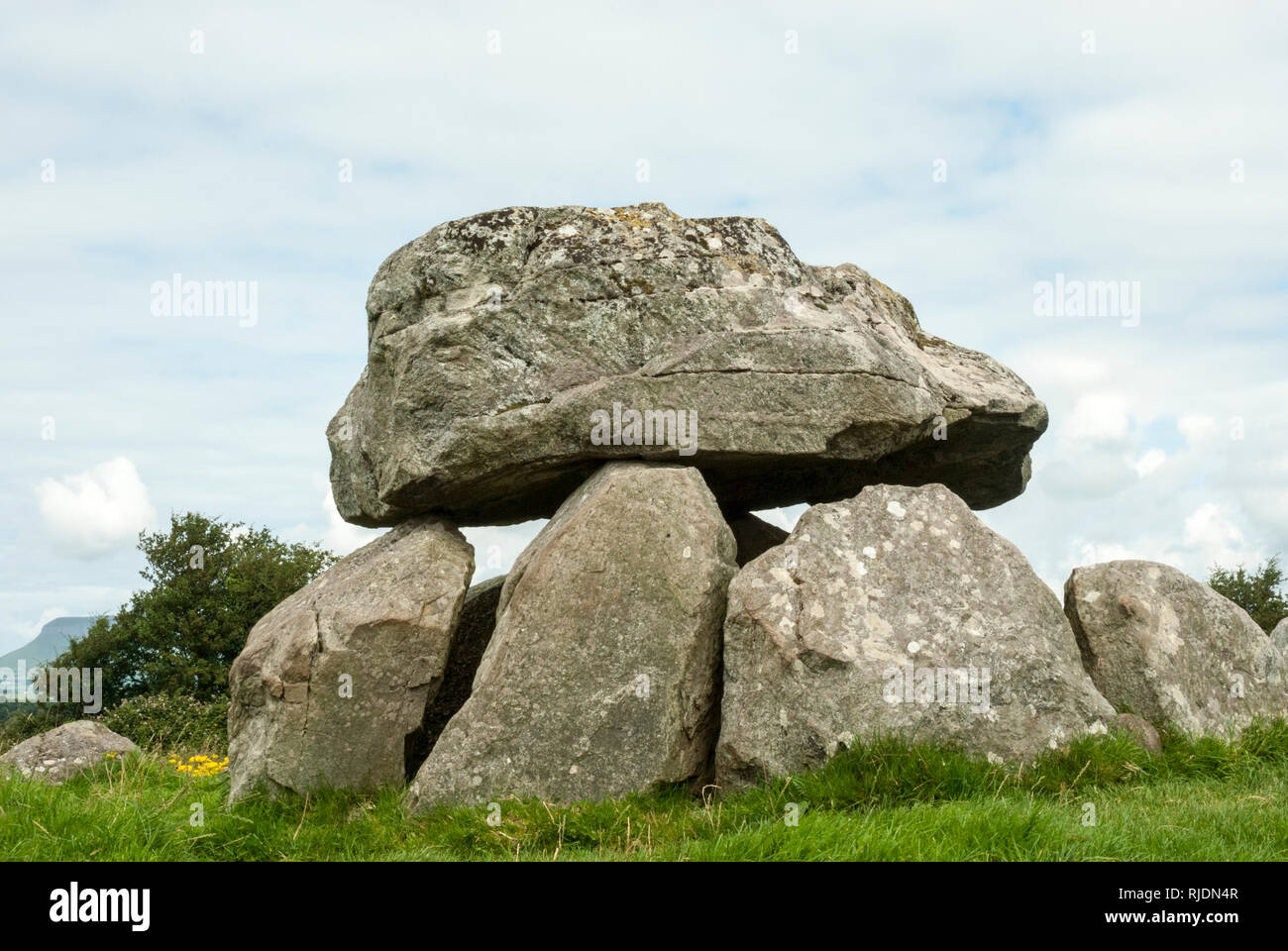 Eine perfekte megalithischen Dolmen in Carrowmore grab Komplex, County Sligo, Irland. Stockfoto