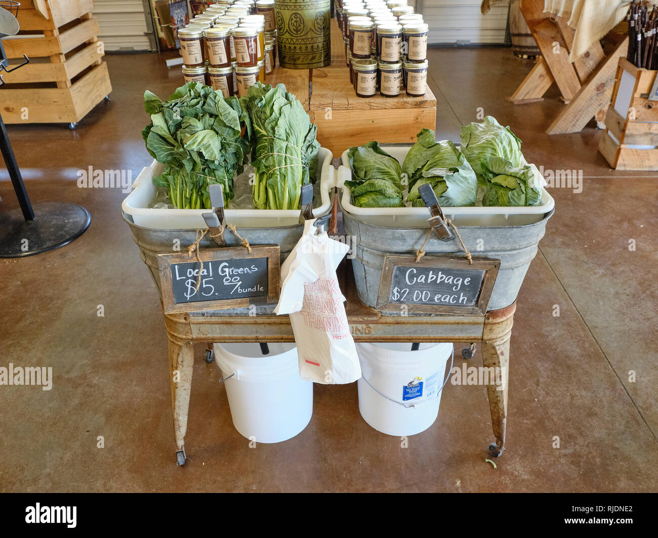 Frische südlichen lokal angebauten Grünen und Kohl auf dem Display zum Verkauf an einer ländlichen Alabama Bauernhof Markt oder Farmer's Market in Hecht Straße Alabama, USA. Stockfoto