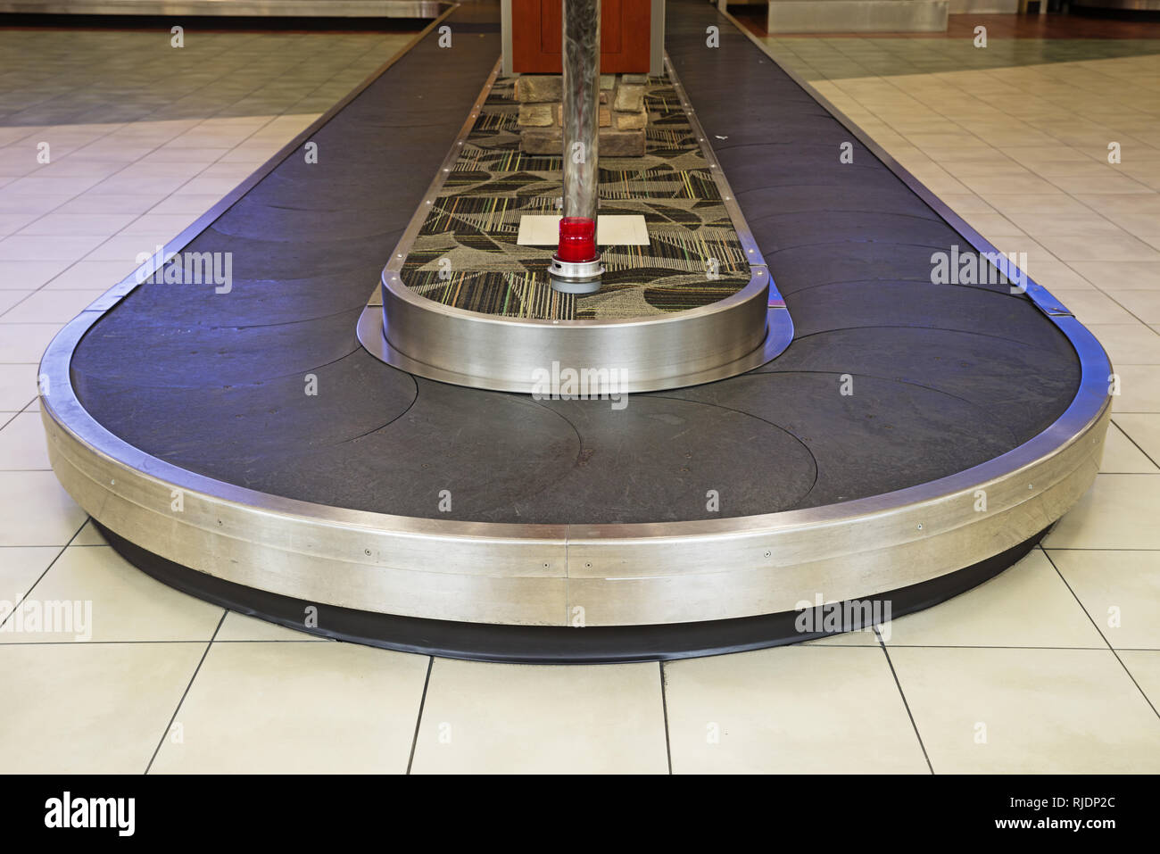 Flughafen Gepäck Reklamation mit gekrümmten leeren Gepäckband Stockfoto