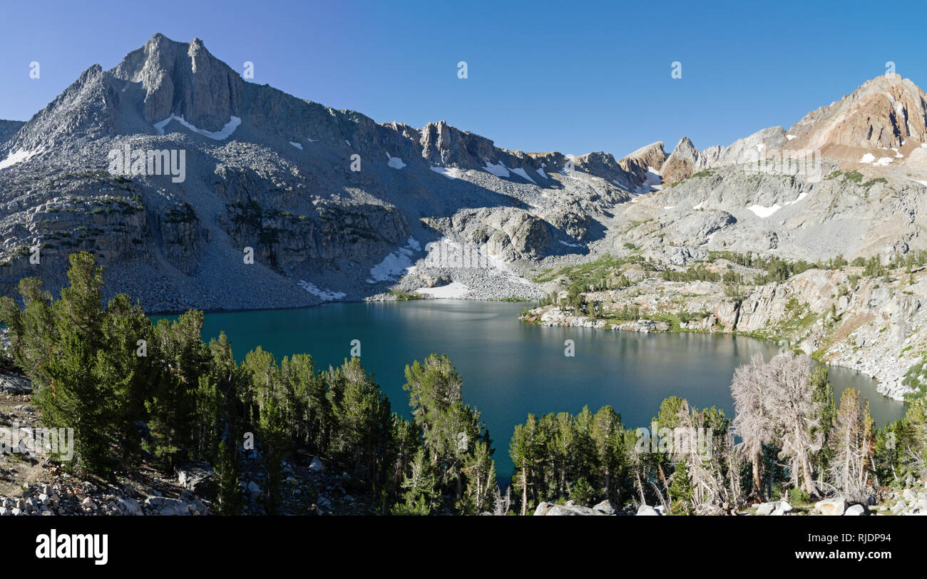 Big McGee See in die Berge der Sierra Nevada mit roten und weißen Berg und Hopkins Pass Stockfoto