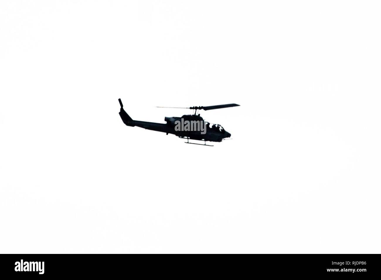 Eine Marine Corps UH-1Y Venom Hubschrauber bei der Installation für Ullr Schild Übung der 2. Marine Flugzeugflügel fliegt in der Nähe von Young Air Assault Strip in South Post am Jan. 24, 2018, am Fort McCoy, Wis Ullr Shield ist ein Training entwickelt Fähigkeiten 2. Marine die Flugzeuge Flügel in extremen Umgebungen bei kaltem Wetter von Anfang Januar bis Anfang Februar 2018 zu verbessern. Die 2. Marine Flugzeugflügel ist bei der Marine Corps Air Station Cherry Point, N.C. Hauptsitz Hunderte von Marines nahmen an der Übung am Fort McCoy. Stockfoto