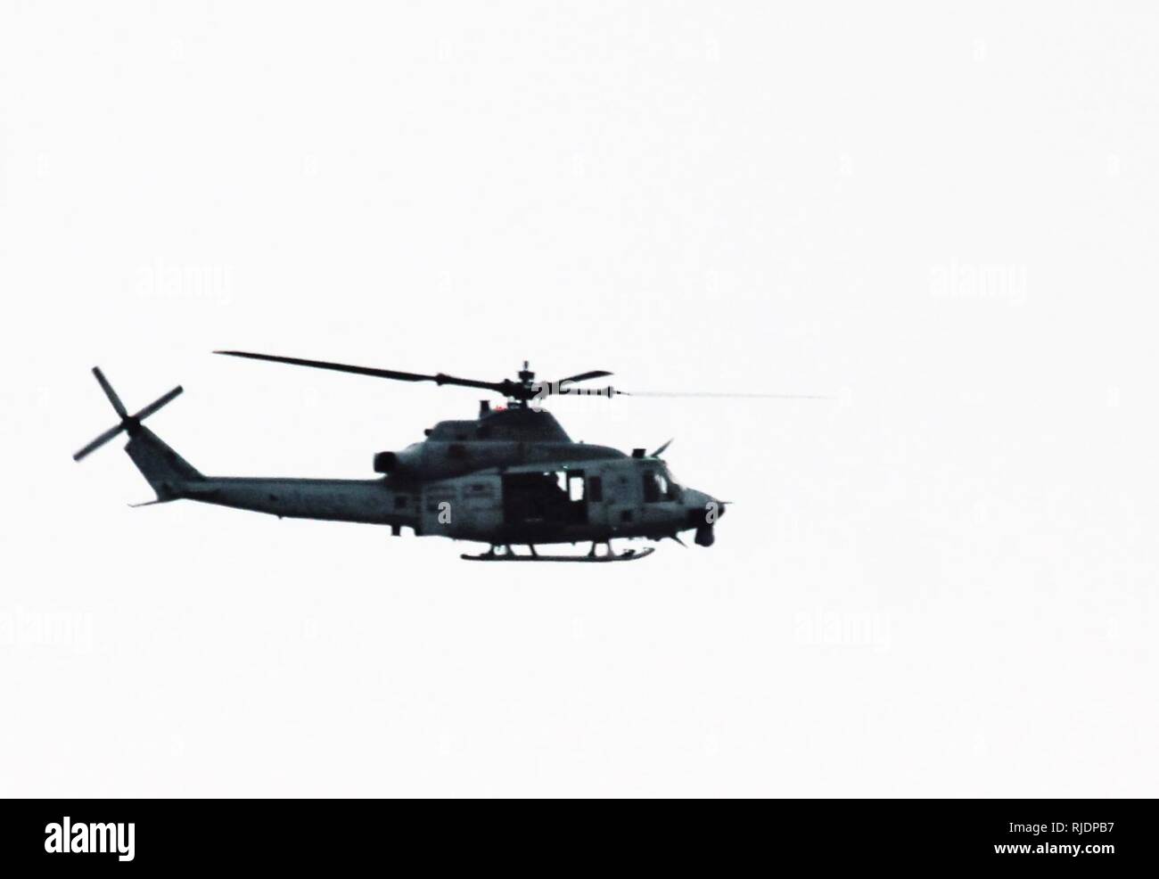 Eine Marine Corps UH-1Y Venom Hubschrauber bei der Installation für Ullr Schild Übung der 2. Marine Flugzeugflügel fliegt in der Nähe von Young Air Assault Strip in South Post am Jan. 24, 2018, am Fort McCoy, Wis Ullr Shield ist ein Training entwickelt Fähigkeiten 2. Marine die Flugzeuge Flügel in extremen Umgebungen bei kaltem Wetter von Anfang Januar bis Anfang Februar 2018 zu verbessern. Die 2. Marine Flugzeugflügel ist bei der Marine Corps Air Station Cherry Point, N.C. Hauptsitz Hunderte von Marines nahmen an der Übung am Fort McCoy. Stockfoto