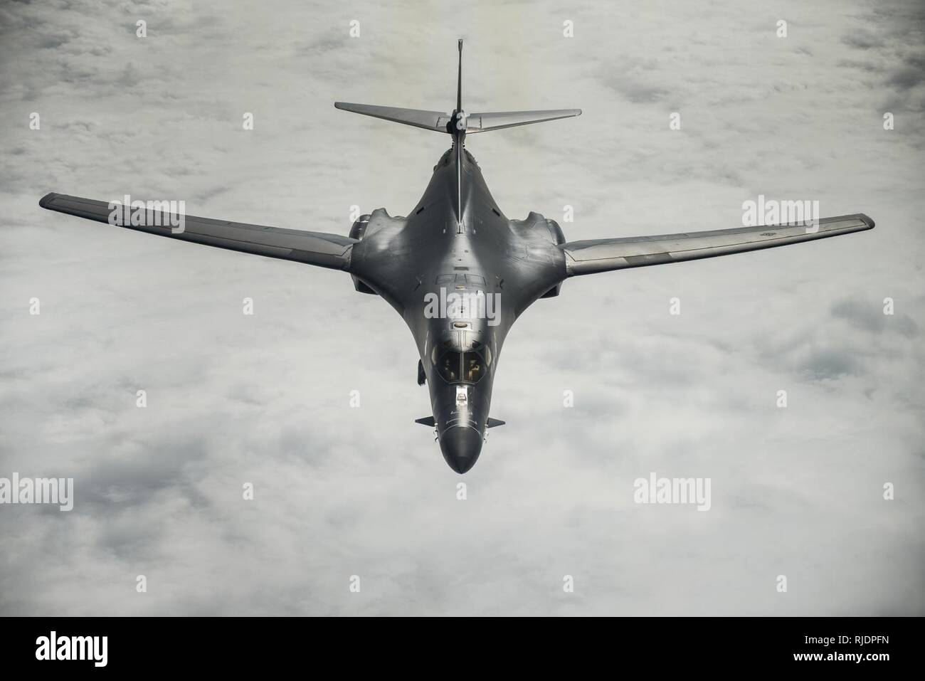 Ein US Air Force B-1B Lancer, zu der 37th Expeditionary Bomb Squadron, Ellsworth Air Force Base, S.D. zugeordnet, fliegt über die East China Sea, Jan. 9, 2018. Der Lancer dient als führende Plattform für America's long-range Bomber Kraft, die die größten konventionellen Nutzlast, gelenkte und ungelenkte Waffen in der Luftwaffe bestand. Stockfoto