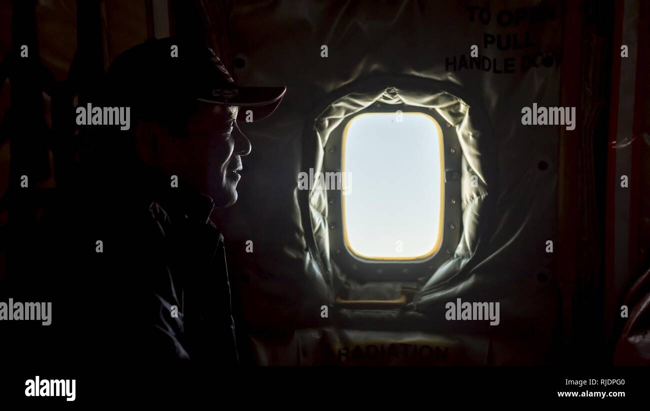 Toshiyuki Miyazato, Vorsitzender Okinawa Industrie- und Handelskammer nimmt an Honorary Commander Orientierung Flug an Bord eines 909 . Air Refuelling Squadron KC-135 Stratotanker Jan. 11, 2018. Der Flug durch die bessere Kenntnis der zivilen Führer' der Kadena Operationen mit Erfahrungen aus erster Hand über die Luft-zu-Luft tanken und Treffen mit 909 . ARS Führer. Stockfoto