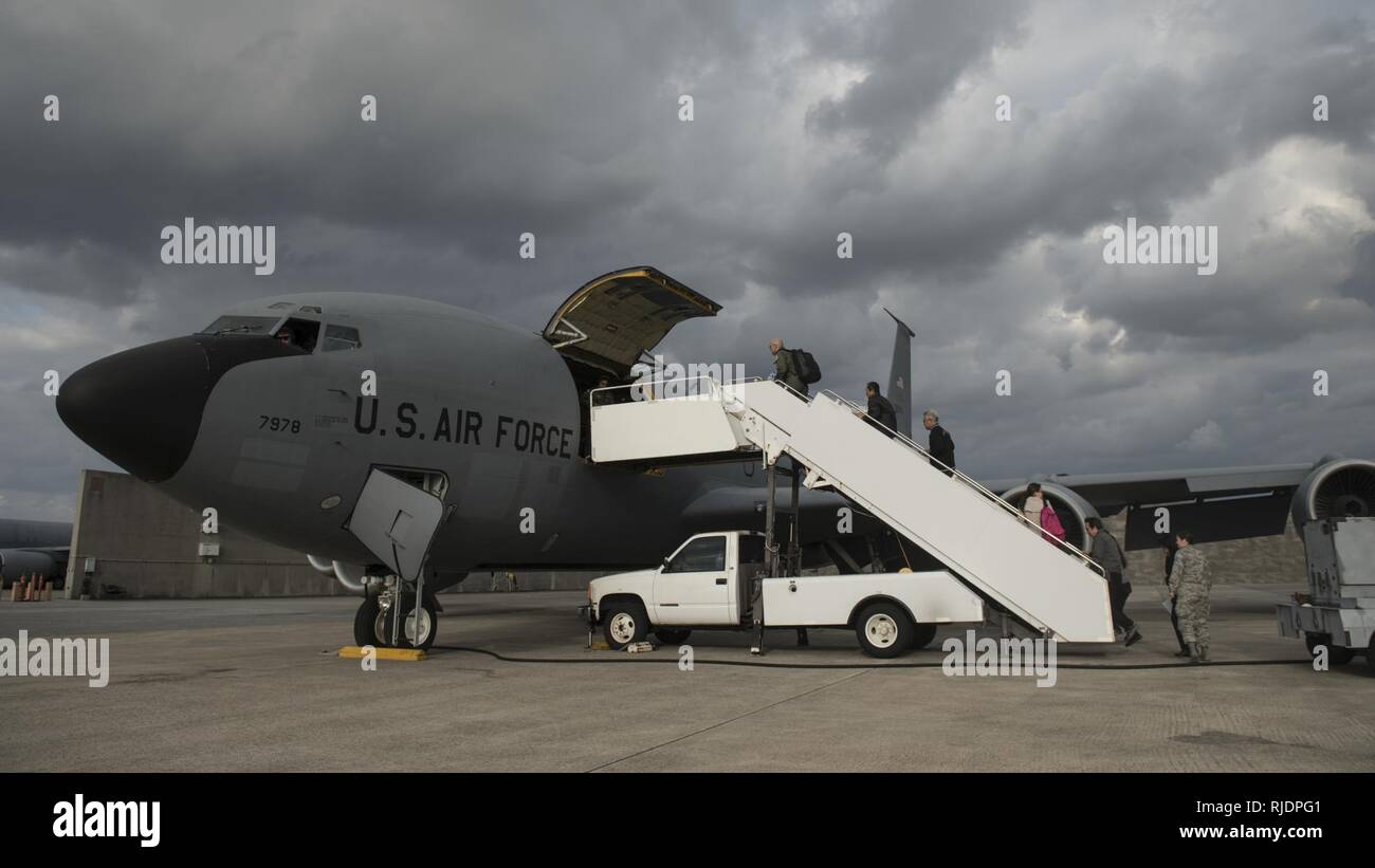 Okinawan bürgerliche Führer board a 909 . Air Refuelling Squadron KC-135 Stratotanker während Honorary Commander Programm Orientierung Flug bei Kadena Air Base, Japan, Jan. 11, 2018. Der Flug aktiviert die örtlichen Führer die Bedeutung und den Umfang der Kadena flying Mission als eine wichtige Rolle bei der Förderung und Verteidigung der Japan und anderen US-Verbündeten in der gesamten pazifischen Theater besser zu verstehen. Stockfoto