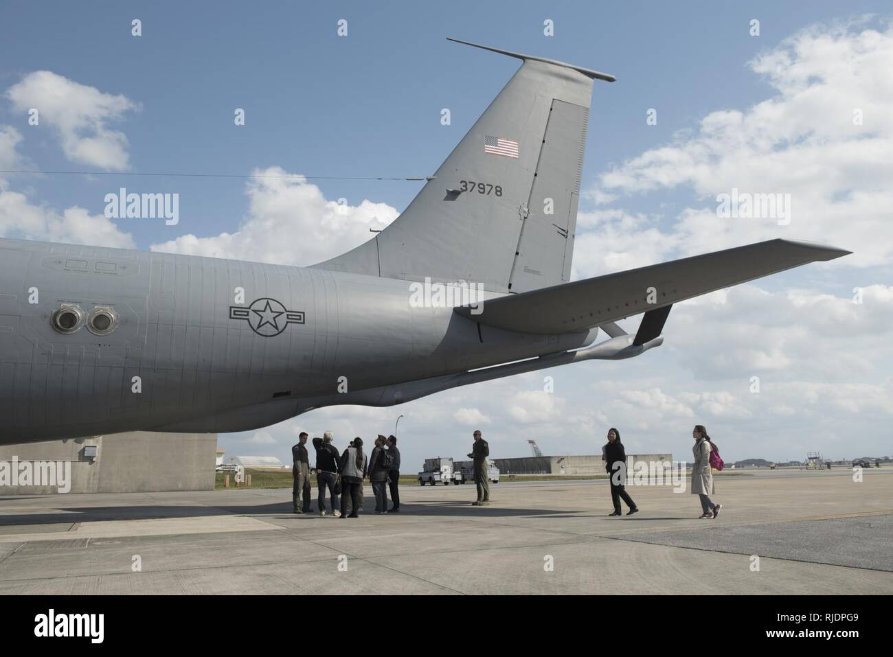 Us Air Force 909 . Air Refuelling Squadron Flieger und Okinawan bürgerliche Führer verhalten Honorary Commander Orientierung auf dem Flug Linie bei Kadena Air Base, Japan, Jan. 11, 2018. Das Ereignis aktiviert Gemeindemitglieder über die strategische Bedeutung der Kadena Missionen fliegen zu lernen und wie die USAF trägt zur besseren Verteidigung von Japan und Verbündeten in der gesamten pazifischen Theater. Stockfoto