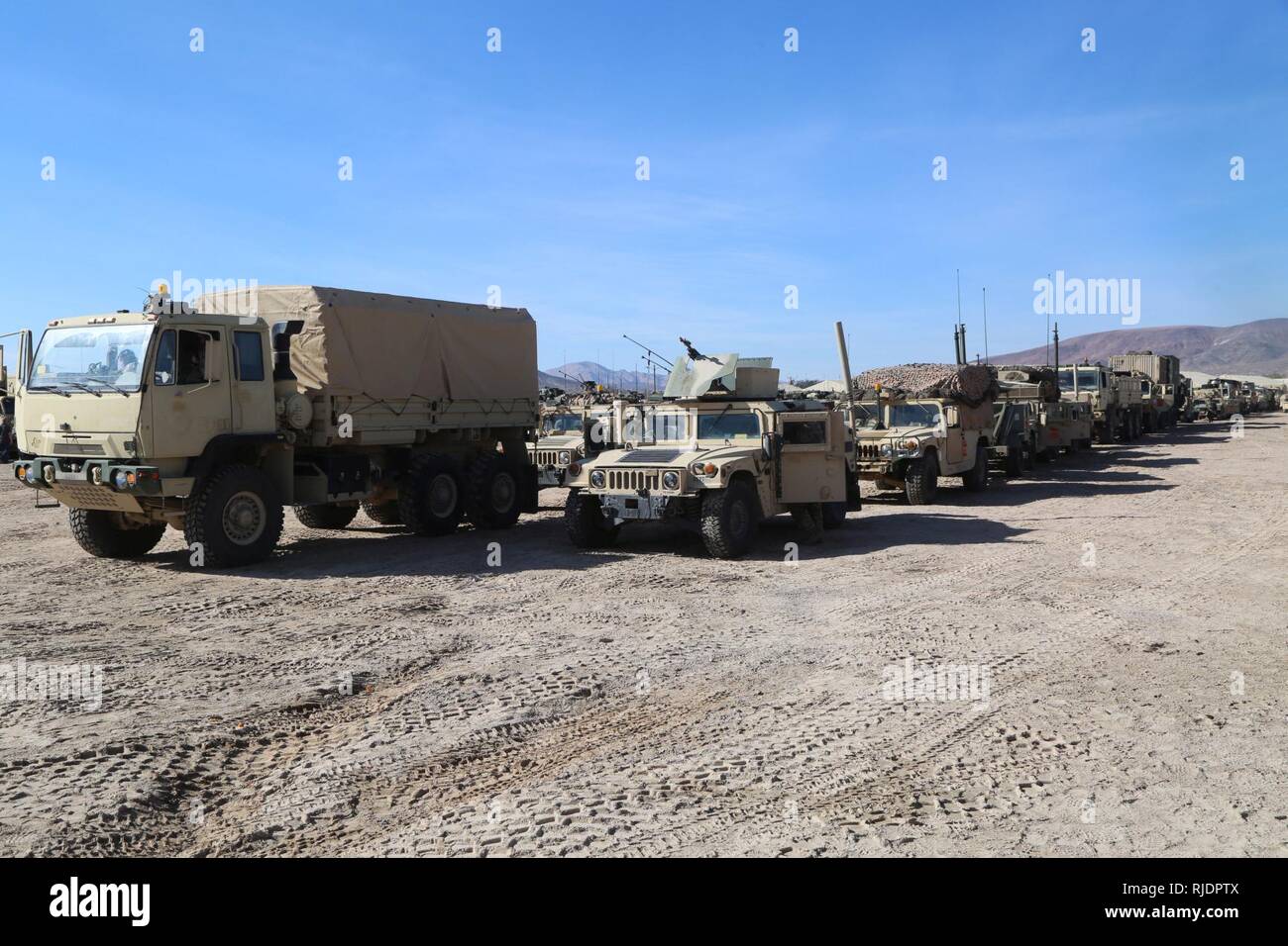 Us-Armee Soldaten 1. Brigade Combat Team zugeordnet, 4 Infanterie Division, bereiten Sie eine Staging Area während der entscheidenden Aktion Rotation 18-03 am National Training Center in Fort Irwin, Calif., Jan. 12, 2018 zu fahren. Stockfoto