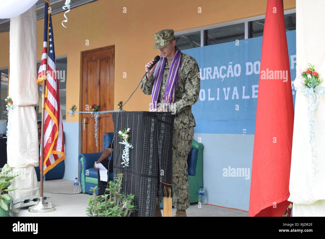 LIQUICA, Timor-Leste (19.01.2018) Lt. j.g. Daniel McCarthy zugeordnet Naval Mobile Konstruktion Bataillon (NMCB) 4, sprach bei einem Ribbon Cutting für die liquica Primary School Assembly Building. Anwesend waren über 1400 Schüler, zusammen mit dem Premierminister von Timor-Leste, Seine Exzellenz Dr. Mari Alkatiri und der neue US-Botschafter in Timor-Leste Botschafter Kathleen Fitzpatrick. NMCB 4 freut sich auf den Pazifik, bereit, größeren Kampfhandlungen zu unterstützen, humanitäre Hilfe/Katastrophenhilfemaßnahmen bereitgestellt und zur Marine, Marine Co General Engineering Support Stockfoto