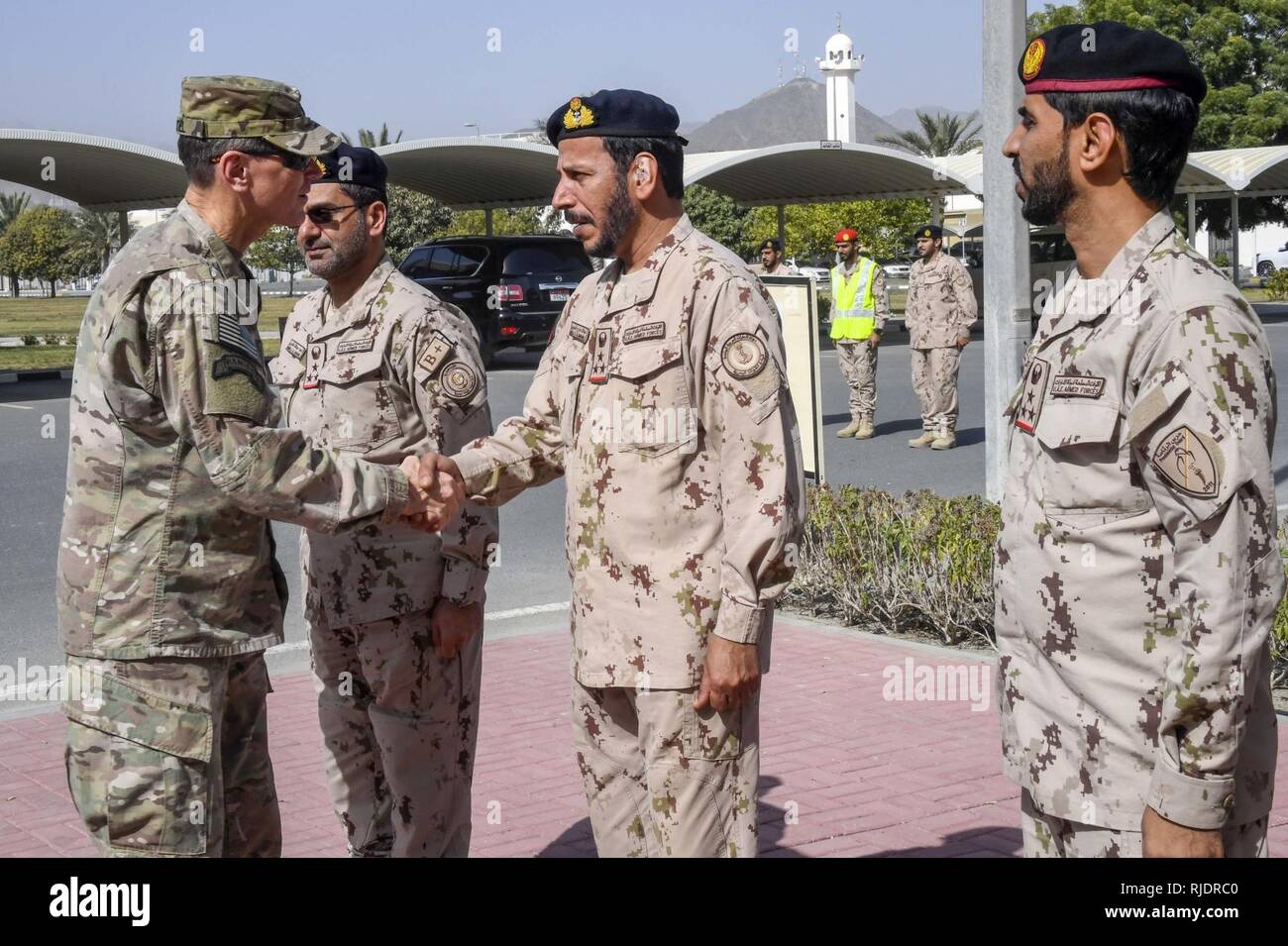 Us-Armee General Joseph L. Votel, Commander, U.S. Central Command, schüttelt Hände mit Offizieren der Streitkräfte der Vereinigten Arabischen Emirate (VAE) während der Übung Native Fury 18, Jan. 24, 2018. Die Übung soll Marinesoldaten und Matrosen in Maritime Vorpositionierung Kraft Operationen zu trainieren, die Leistungsfähigkeit zu erhöhen, erweitern die Zusammenarbeit im maritimen Fähigkeiten verbessern und fördern langfristige regionale Stabilität und Interoperabilität zwischen den Vereinigten Arabischen Emiraten und den USA. Stockfoto