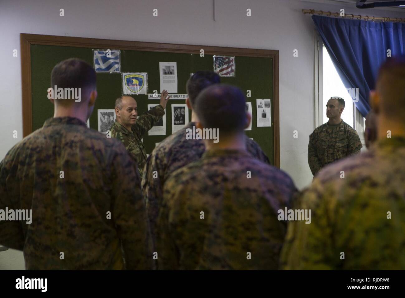 Unit Leader mit Schwarzen Meer Drehkraft 17.2. und 32 Marine Brigade während ein Meet-and-Greet in Volos, Griechenland 14.01.2018. Die US-Marines wird die Ausbildung neben der Griechischen Marines werden in der bilateralen Zusammenarbeit im Bereich der Sicherheit Training Alexander des Großen. Stockfoto