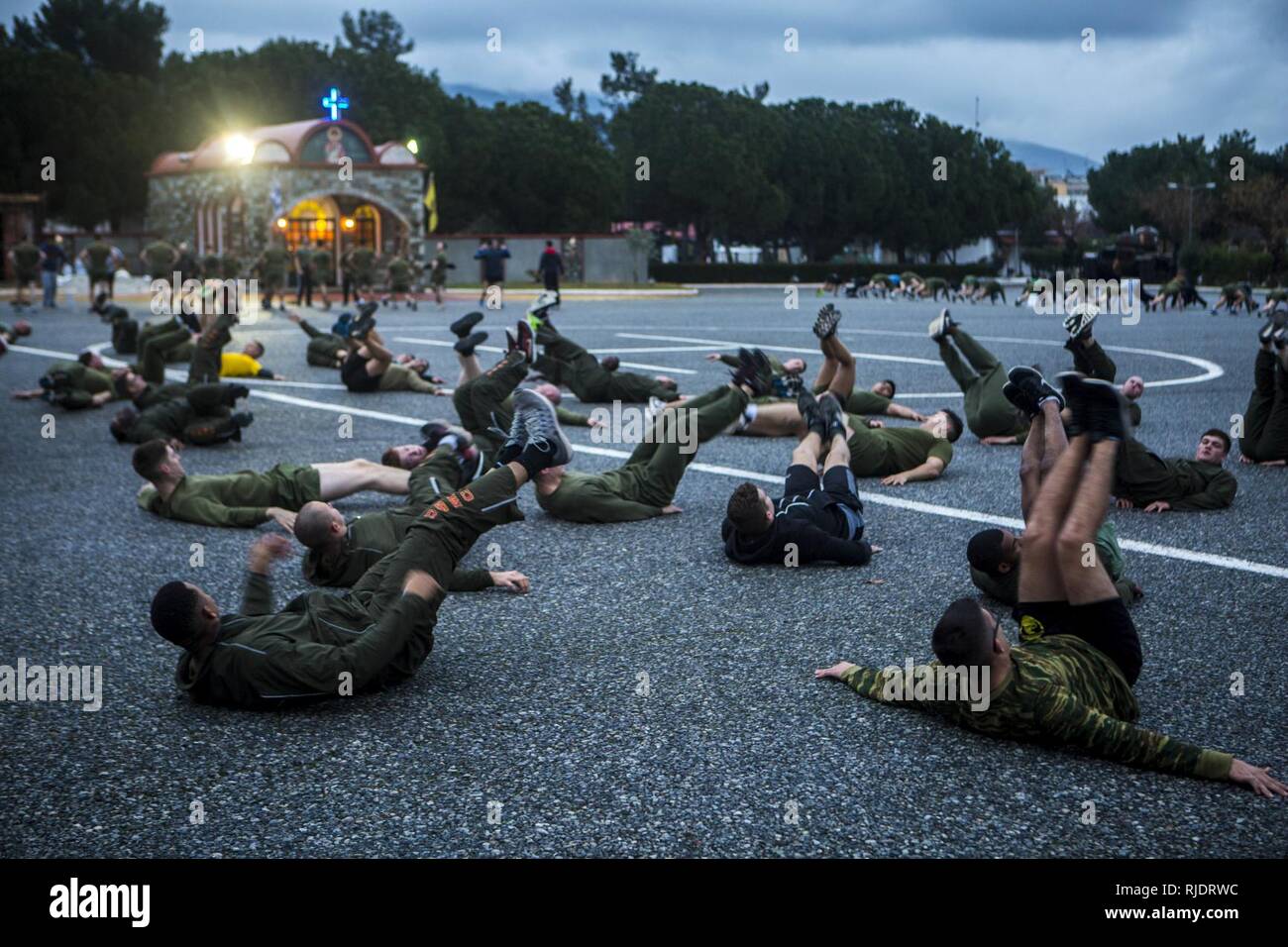 Us-Marines mit Schwarzen Meer Drehkraft 17,2 und Griechischen Marines mit 32 Marine Brigade in einem kombinierten physischen Fitness Kreislauf zu Kick-off-Übung teilnehmen, Alexander der Große in Volos, Griechenland 14.01.2018. Die Marines sind die Durchführung einer zwei-wöchigen Übung Interoperabilität zwischen den USA und der griechischen Streitkräfte zu erhöhen, und die NATO-Partnerschaften zu stärken, Unterstützung der Stabilität in der gesamten Region. Stockfoto