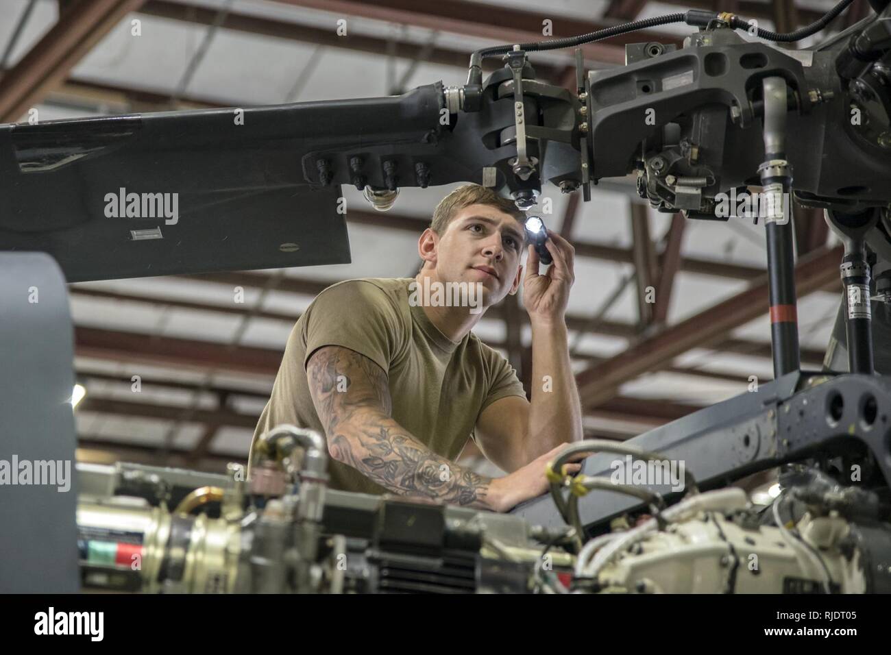 Senior Airman Josua Herron, 723 d Aircraft Maintenance Squadron (AMXS) HH-60G Pave Hawk Crew Chief, untersucht die Propeller der ein HH-60, Jan. 22, 2018, bei Moody Air Force Base, Ga. Ab 16-25 Jan., Flieger aus dem 723 d AMXS durchgeführt 216 Stunden der Wartung auf ein HH-60 nach Moody nach 350 Tagen von Depot Instandhaltung bei Naval Air Station (NAS) Jacksonville. Bei NAS Jacksonville, die HH-60 komplett strukturellen Überholung, wo es neue interne und externe Komponenten zusammen mit Reparaturen und aktualisierte Programmierung erhalten. Stockfoto