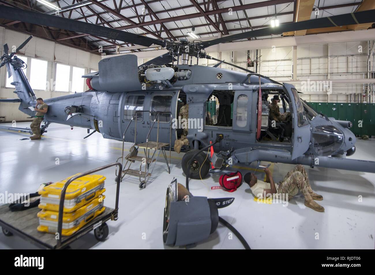 Flieger von der 723 d Aircraft Maintenance Squadron (AMXS) Führen Sie Wartungsarbeiten an einem HH-60G Pave Hawk, Jan. 22, 2018, bei Moody Air Force Base, Ga. Ab 16-25 Jan., Flieger aus dem 723 d AMXS durchgeführt 216 Stunden der Wartung auf ein HH-60 nach Moody nach 350 Tagen von Depot Instandhaltung bei Naval Air Station (NAS) Jacksonville. Bei NAS Jacksonville, die HH-60 komplett strukturellen Überholung, wo es neue interne und externe Komponenten zusammen mit Reparaturen und aktualisierte Programmierung erhalten. Stockfoto