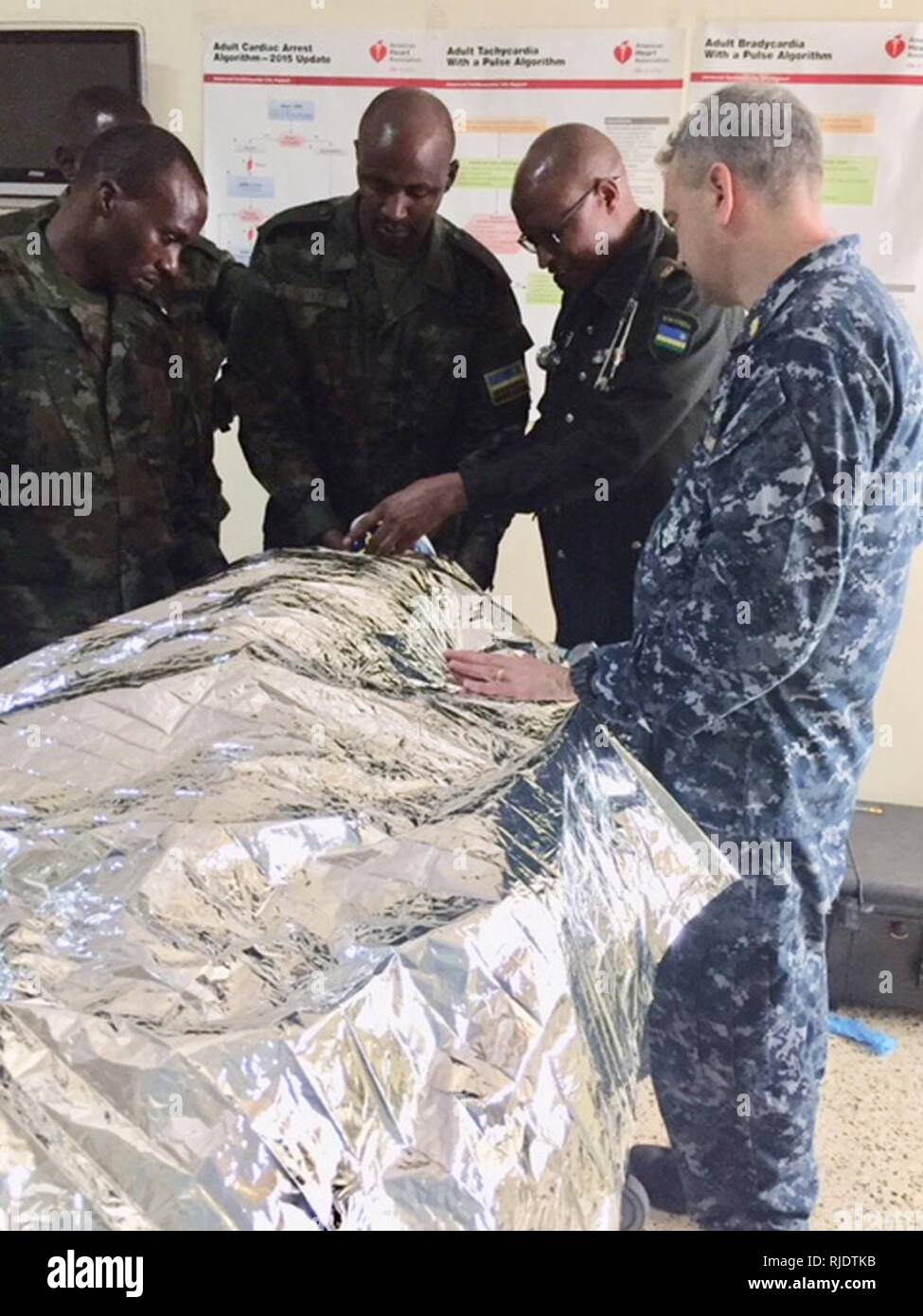 Uniformed Services Universität der Gesundheitswissenschaften (USU) Graduate School der Krankenpflege Mitglied der Fakultät Cmdr. Kenneth Wofford lehrt ein sekundäres trauma Bewertung in Ruanda. Stockfoto