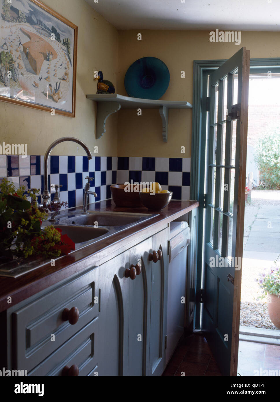 Blau + weiße Fliesen über Waschbecken im Cottage Küche Stockfoto